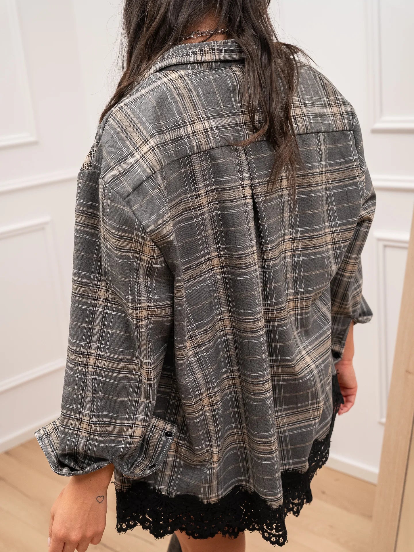 Camicia over grigia check con pizzo sul fondo - HaveOne