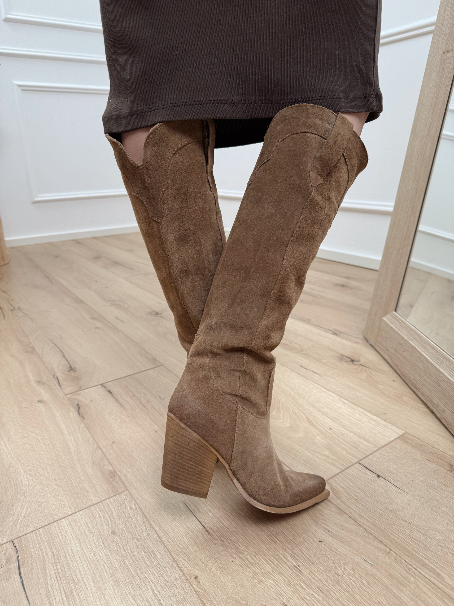 Stivale texano in suede sabbia - Divine Follie