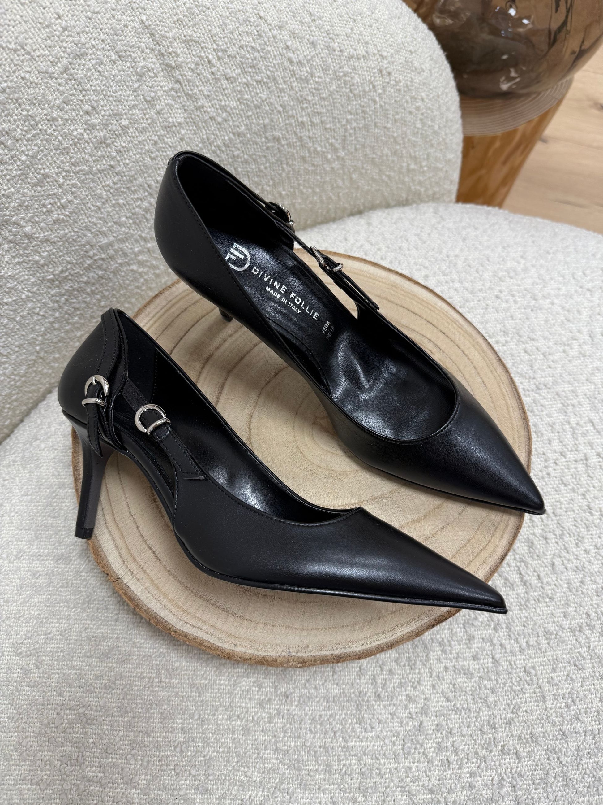 Décolleté nero con fibbie argento - Divine Follie