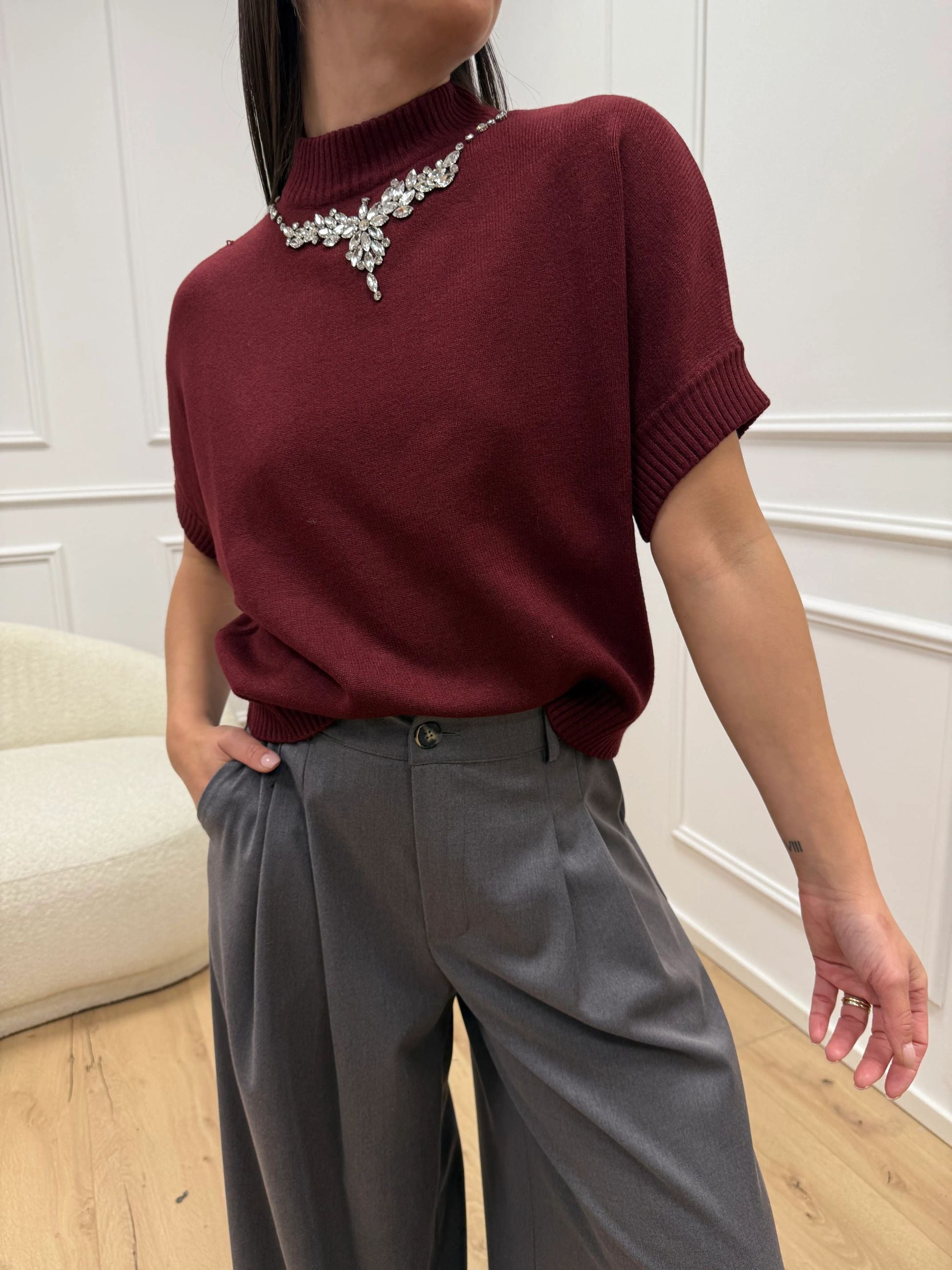 Maglia mezza manica bordeaux con cabochon girocollo - You Decide