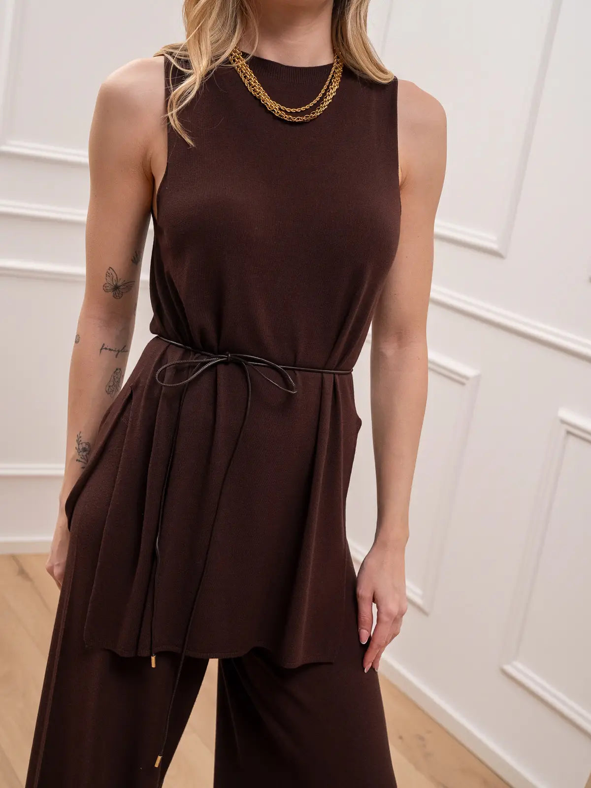 Maglia smanicata cioccolato con spacchi - Kontatto