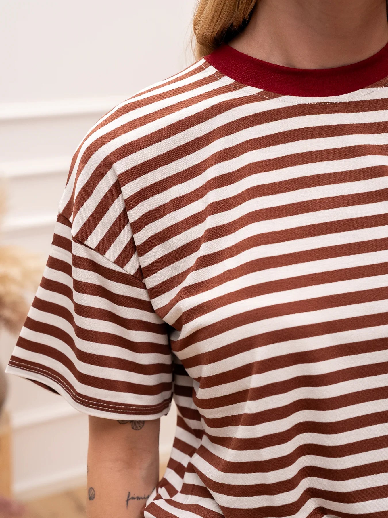 T shirt rigata tabacco e panna con colletto india - HaveOne