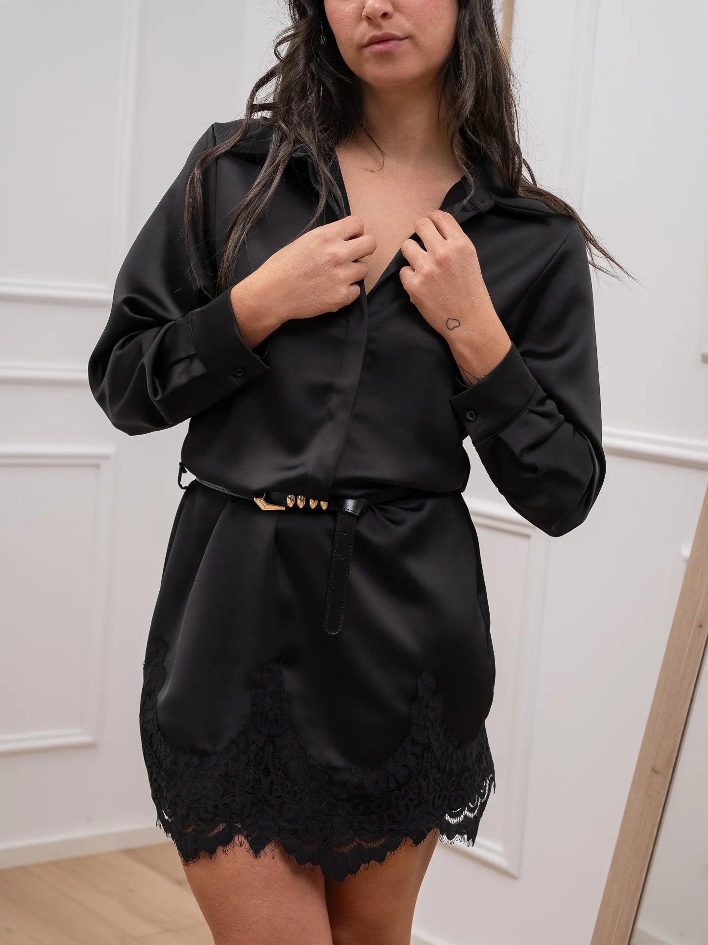 Vestito in satin nero con pizzo nero sul fondo - HaveOne