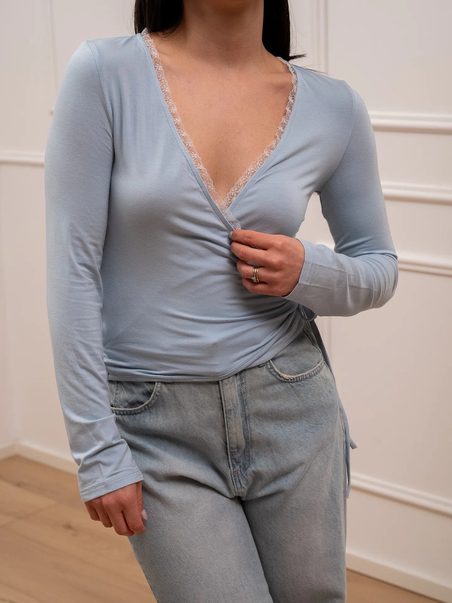 Maglia a incrocio celeste con laccetti e pizzo - You Decide