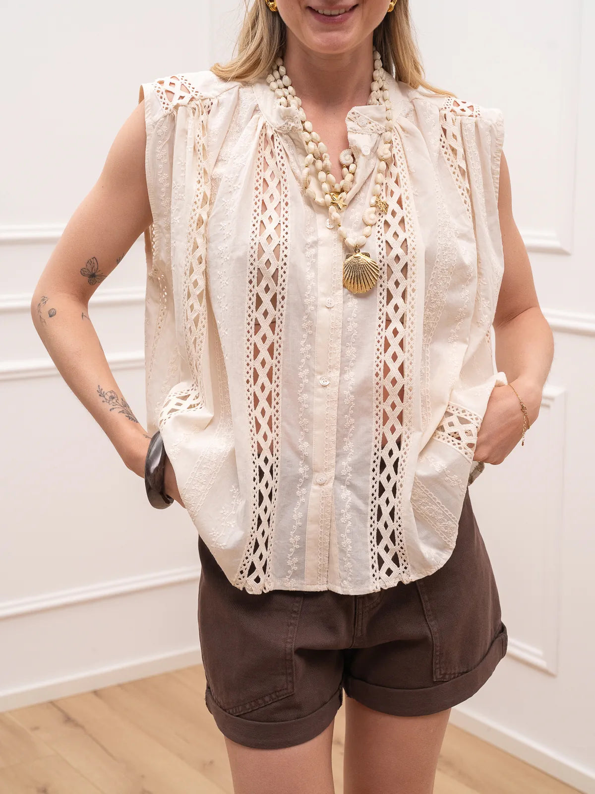 Camicia smanicata burro con ricami e sangallo - HaveOne