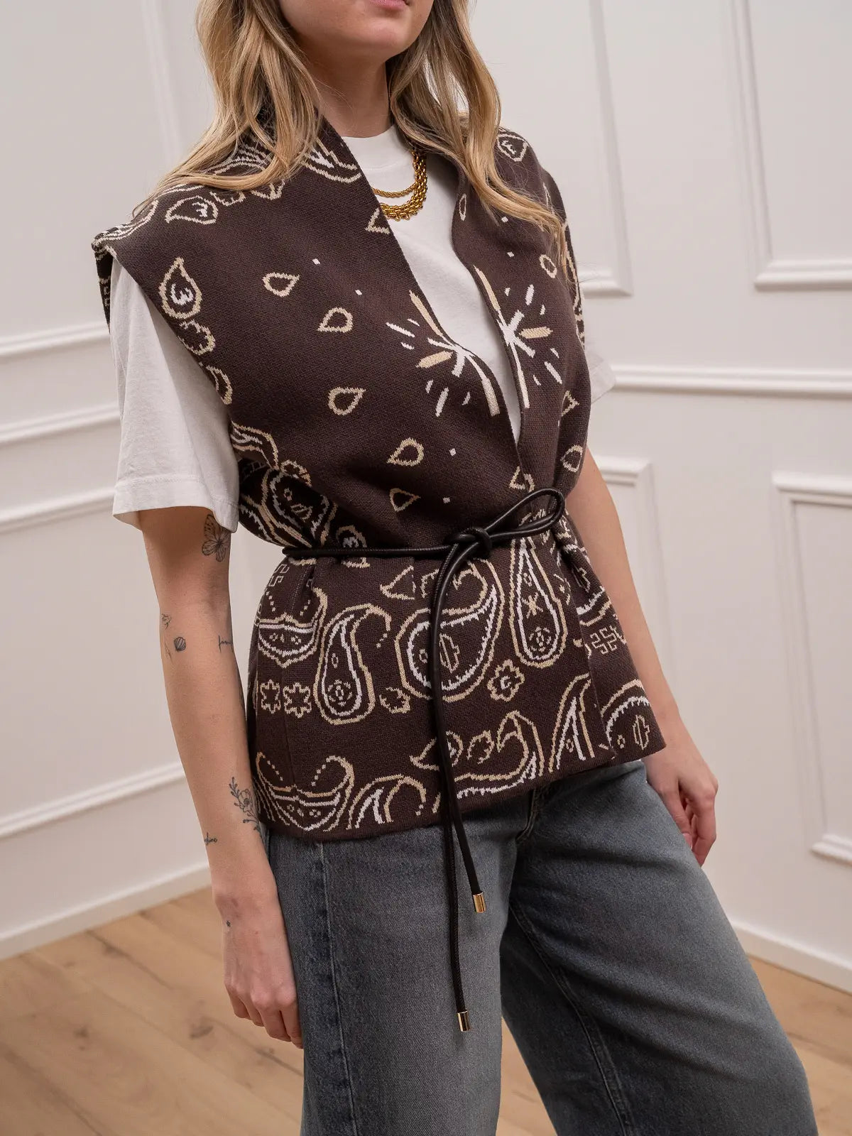 Gilet jacquard moro con cinturina - Kontatto