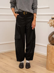 Pantaloni “Elica” cargo balloon neri con maxi tasche - Kontatto