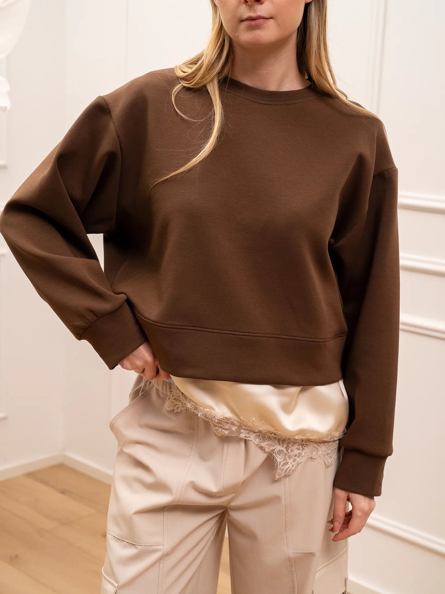 Felpa over tabacco con raso e pizzo burro - HaveOne