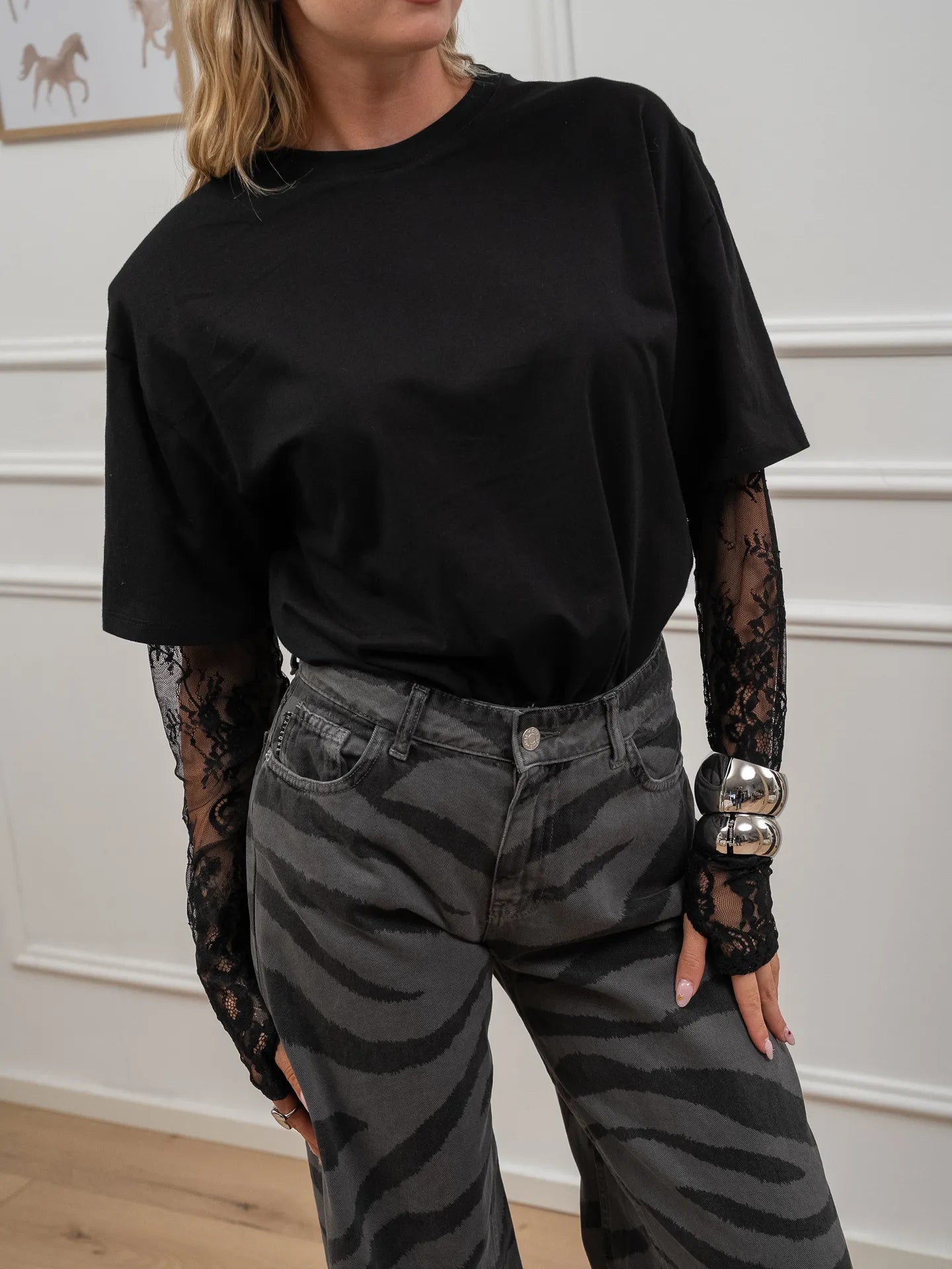 T shirt nera con manicotto in pizzo - Vicolo