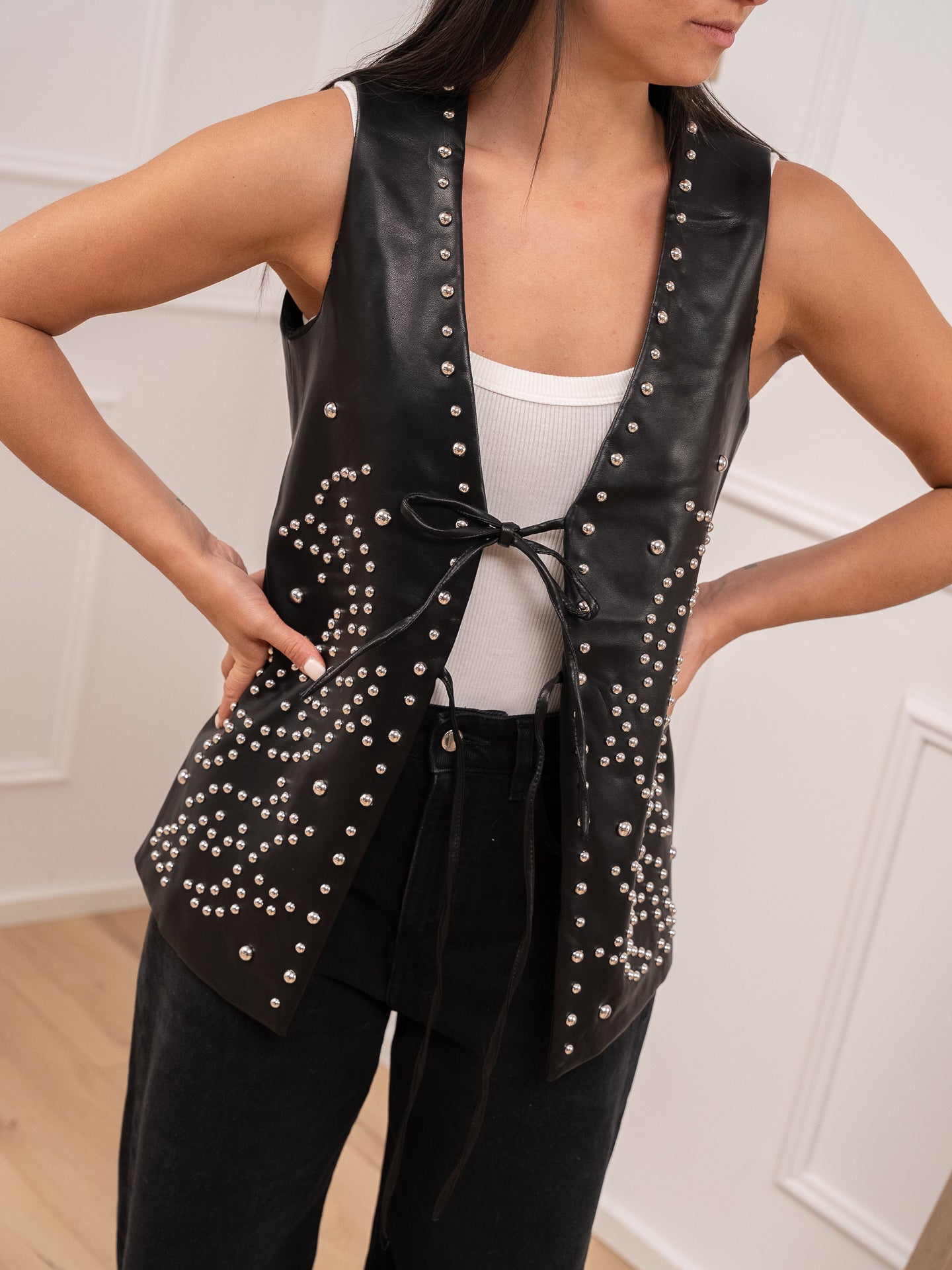 Gilet nero in ecopelle con borchie argento - Glamorous