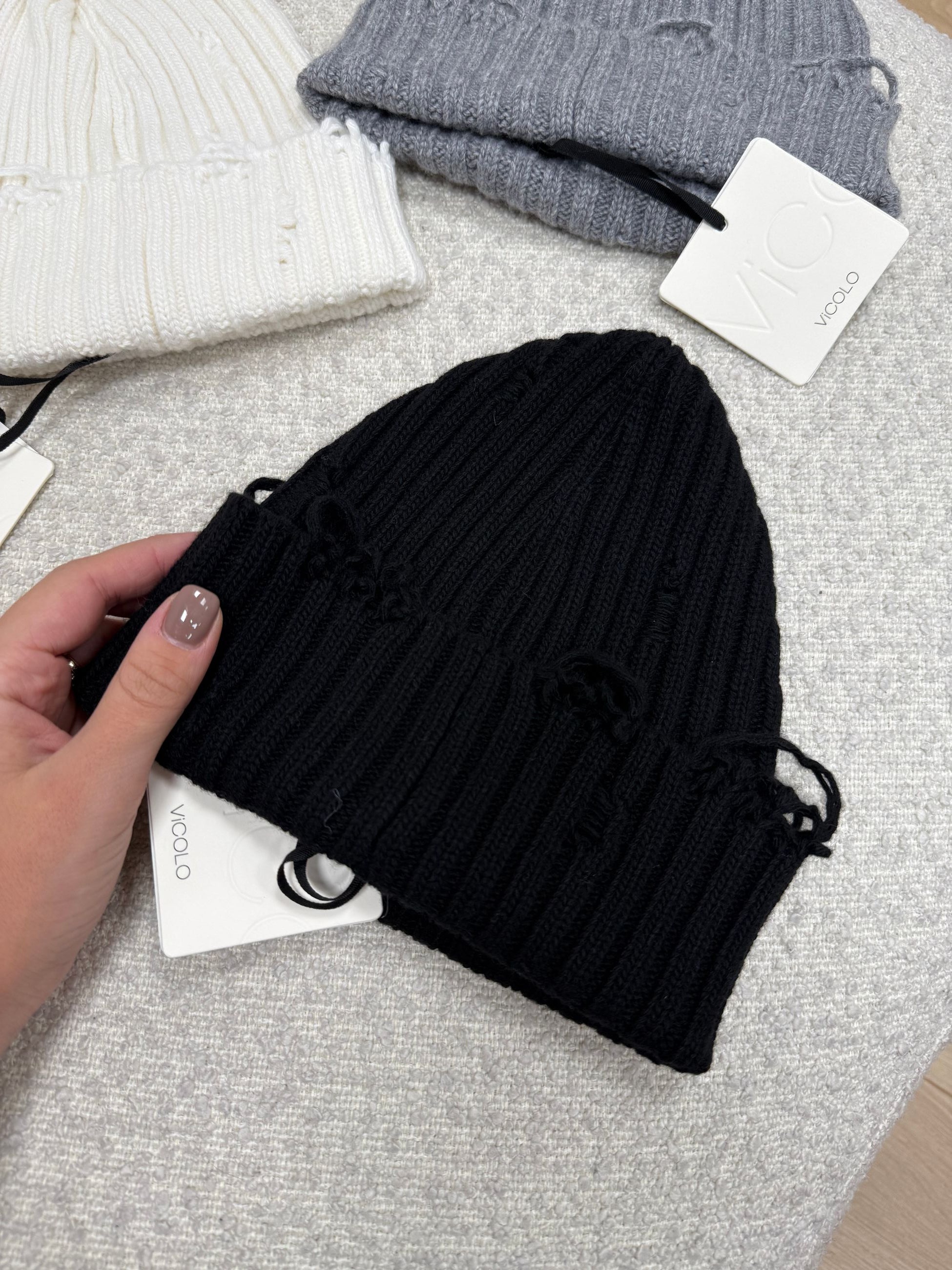 Berretto a costa larga nero con rotture - Vicolo