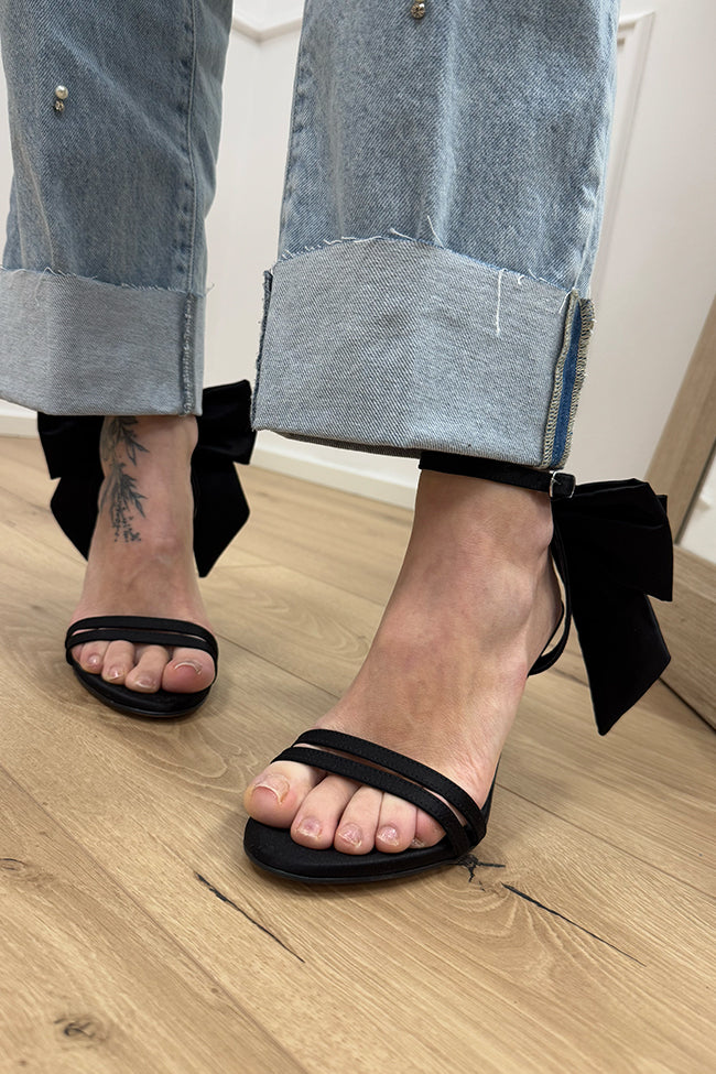 Sandalo in raso nero con fiocchi - Divine Follie