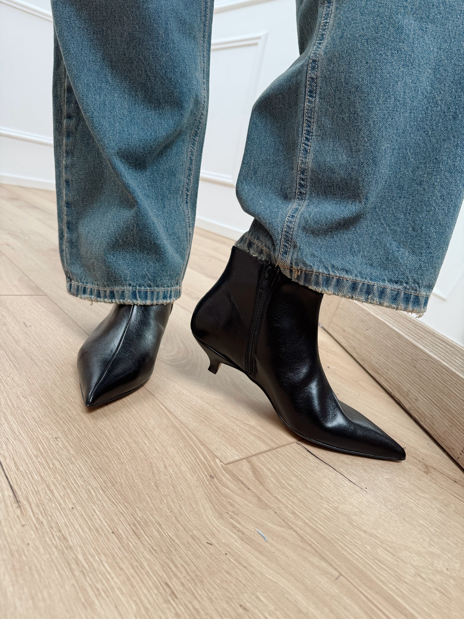 Stivaletto in pelle nero tacco basso - Divine Follie