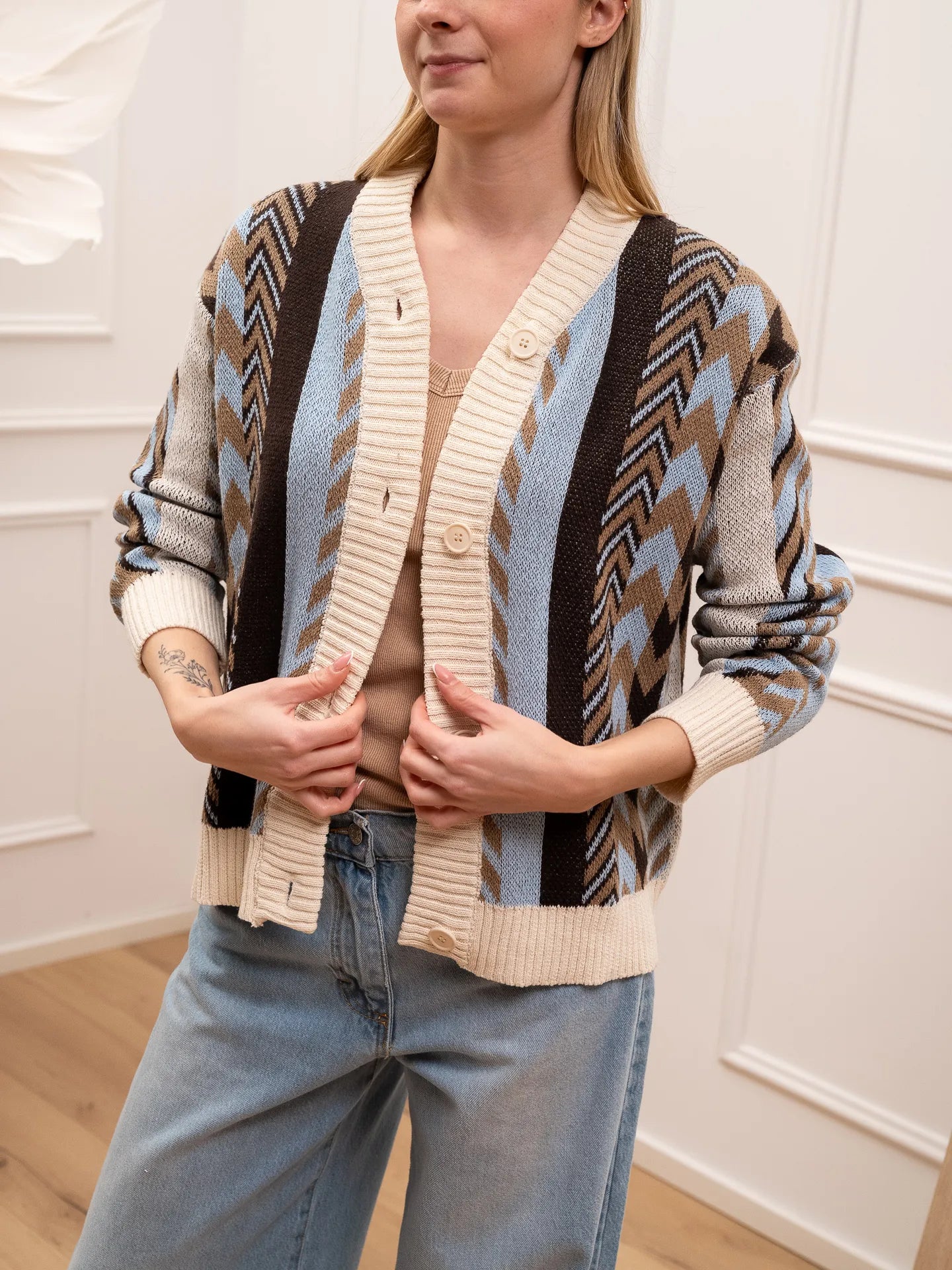 Cardigan jacquard celeste, moro e camel con spalline - HaveOne