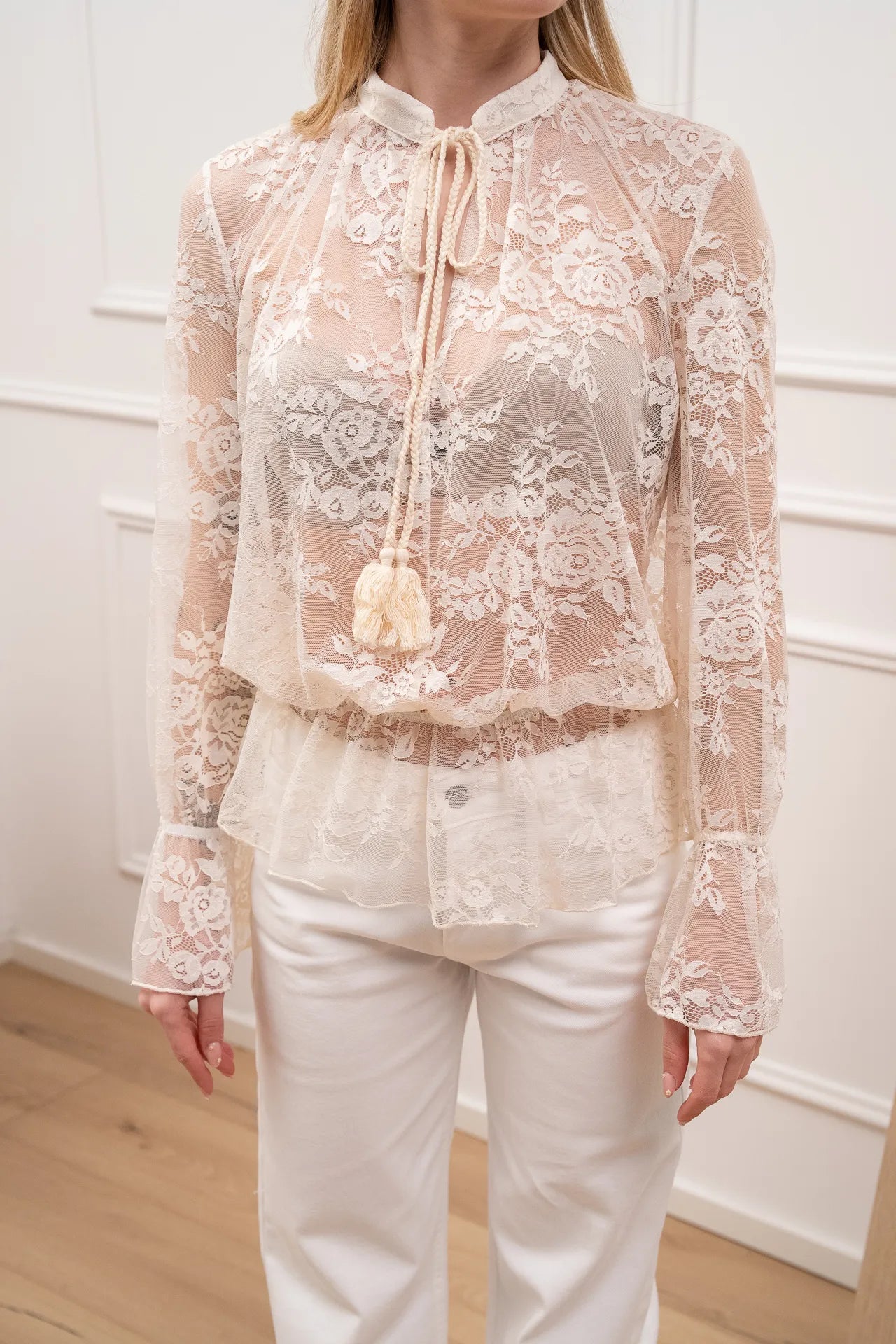 Camicia in pizzo burro con cordino e nappine - Vicolo