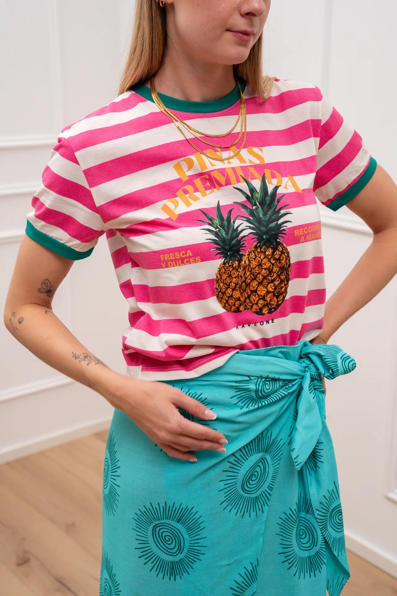 T shirt Pinas Premiada latte, fucsia e bandiera - HaveOne