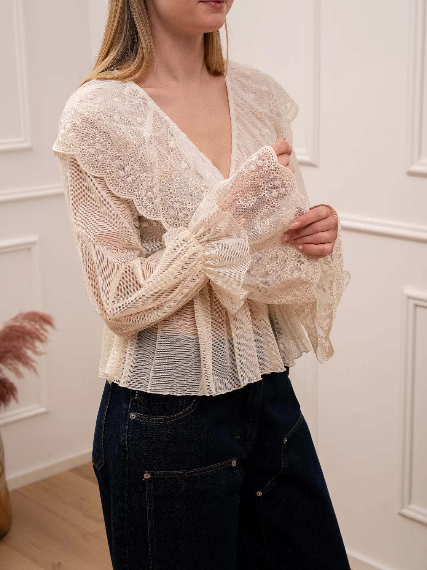 Blusa in tulle burro con pizzo e volant - Tensione In