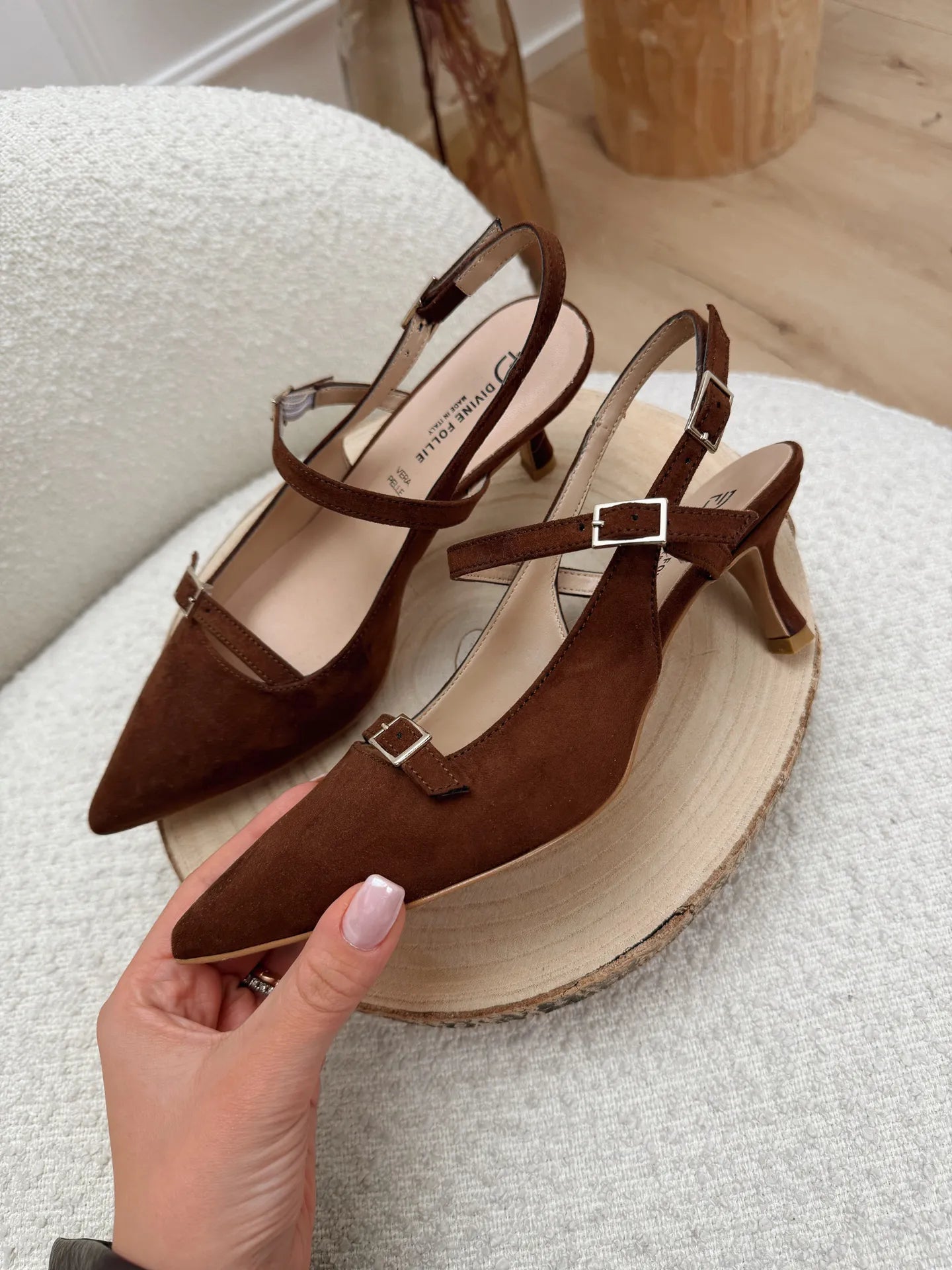 Décolleté slingback tabacco con doppio cinturino - Divine Follie