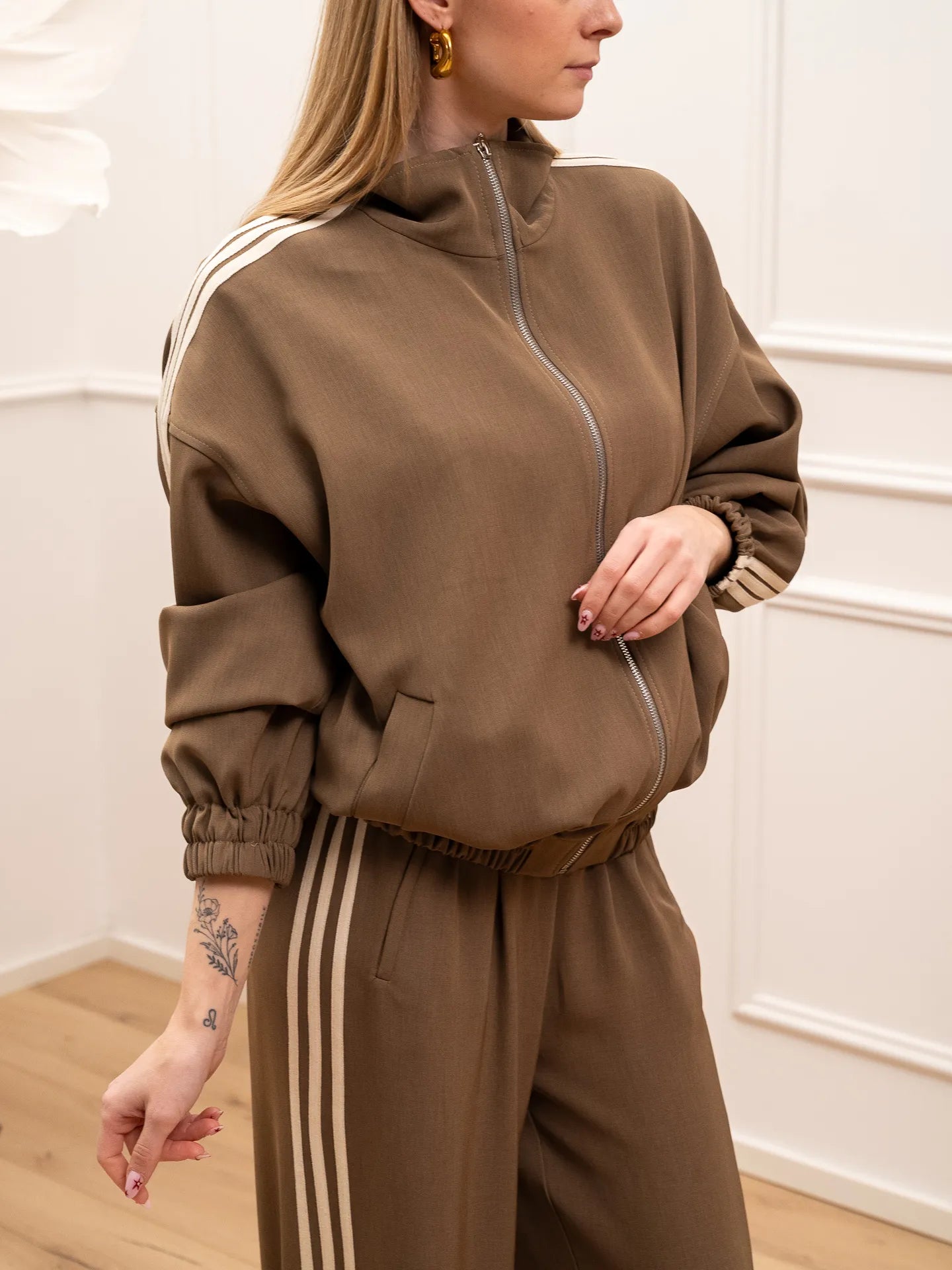 Felpa Sporty nocciola con bande sportive e molla sul fondo - Tensione In