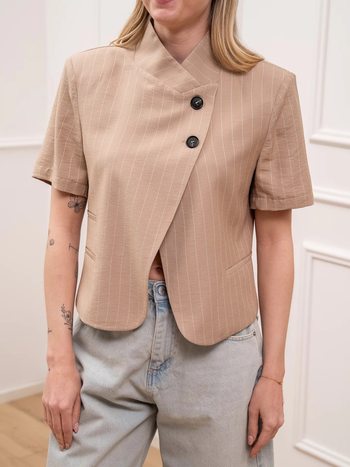 Giacca Iris crop rigata beige con doppio bottone - HaveOne