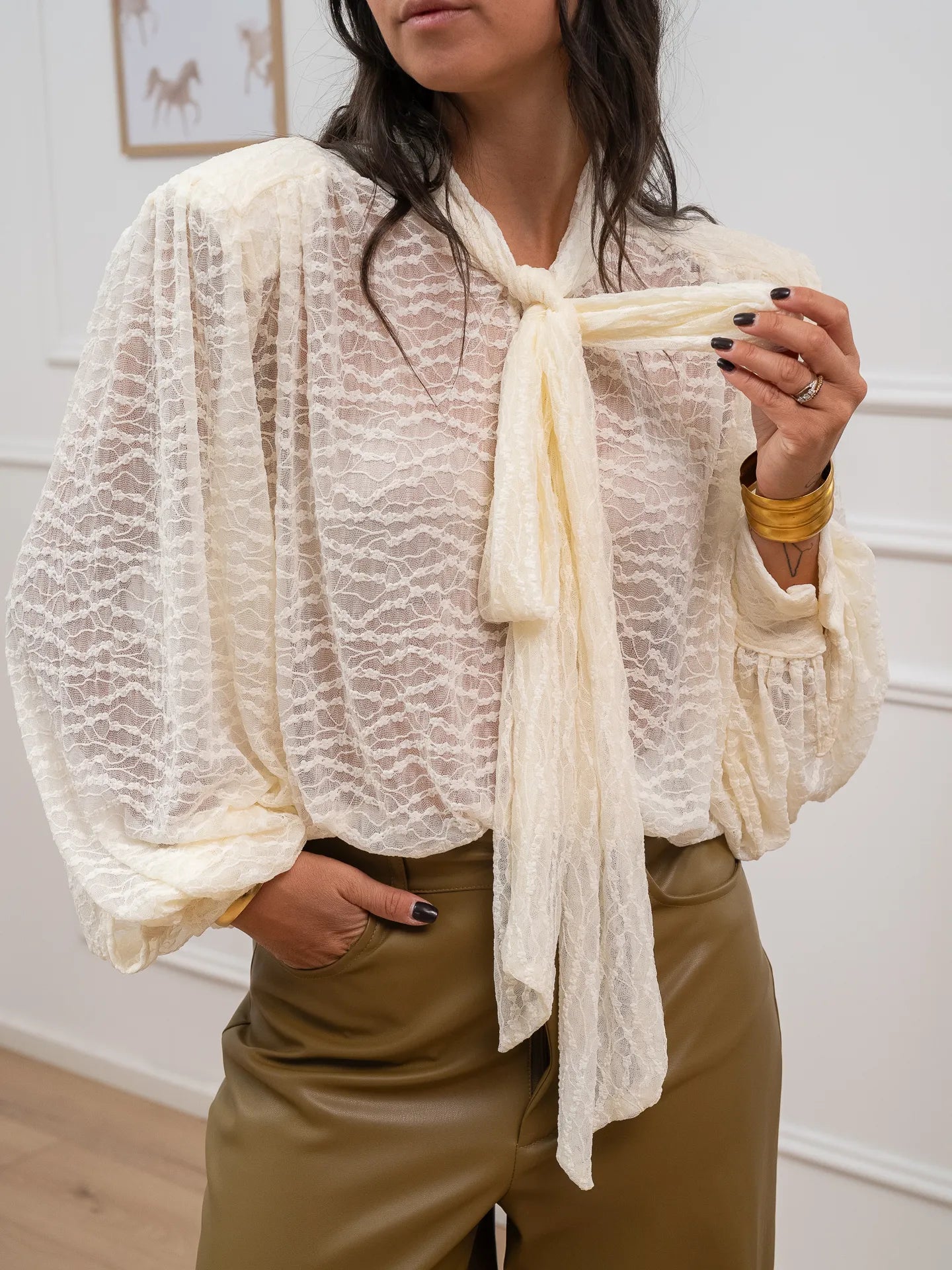 Blusa in pizzo burro con fiocco - HaveOne