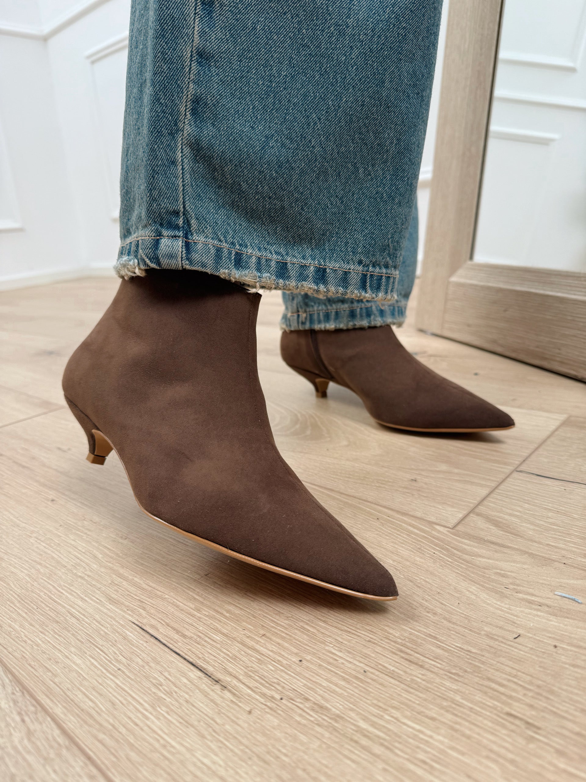 Stivaletto in suede moro tacco basso - Divine Follie