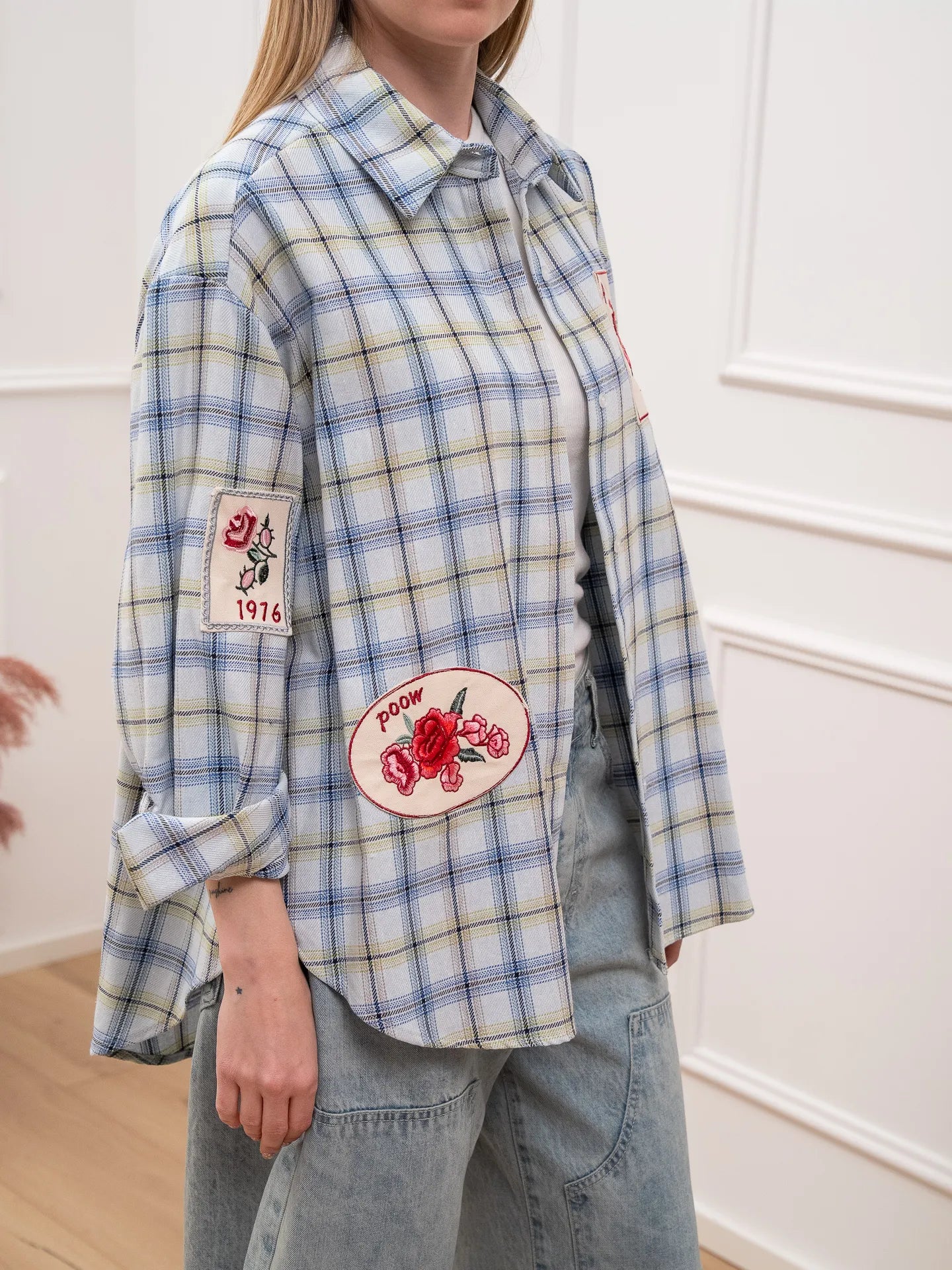 Camicia over check celeste con toppe ricamate - Crispy
