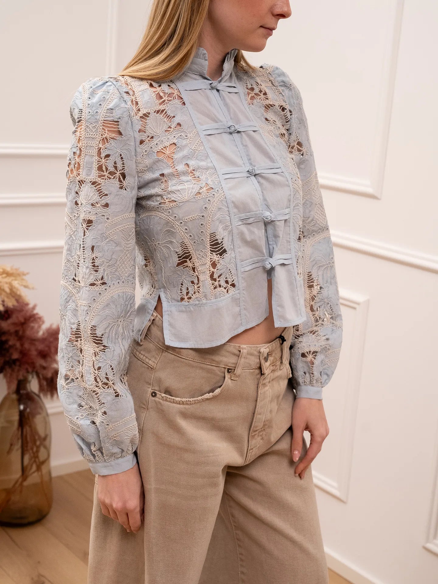 Camicia cielo con ricami e alamari - Tensione In