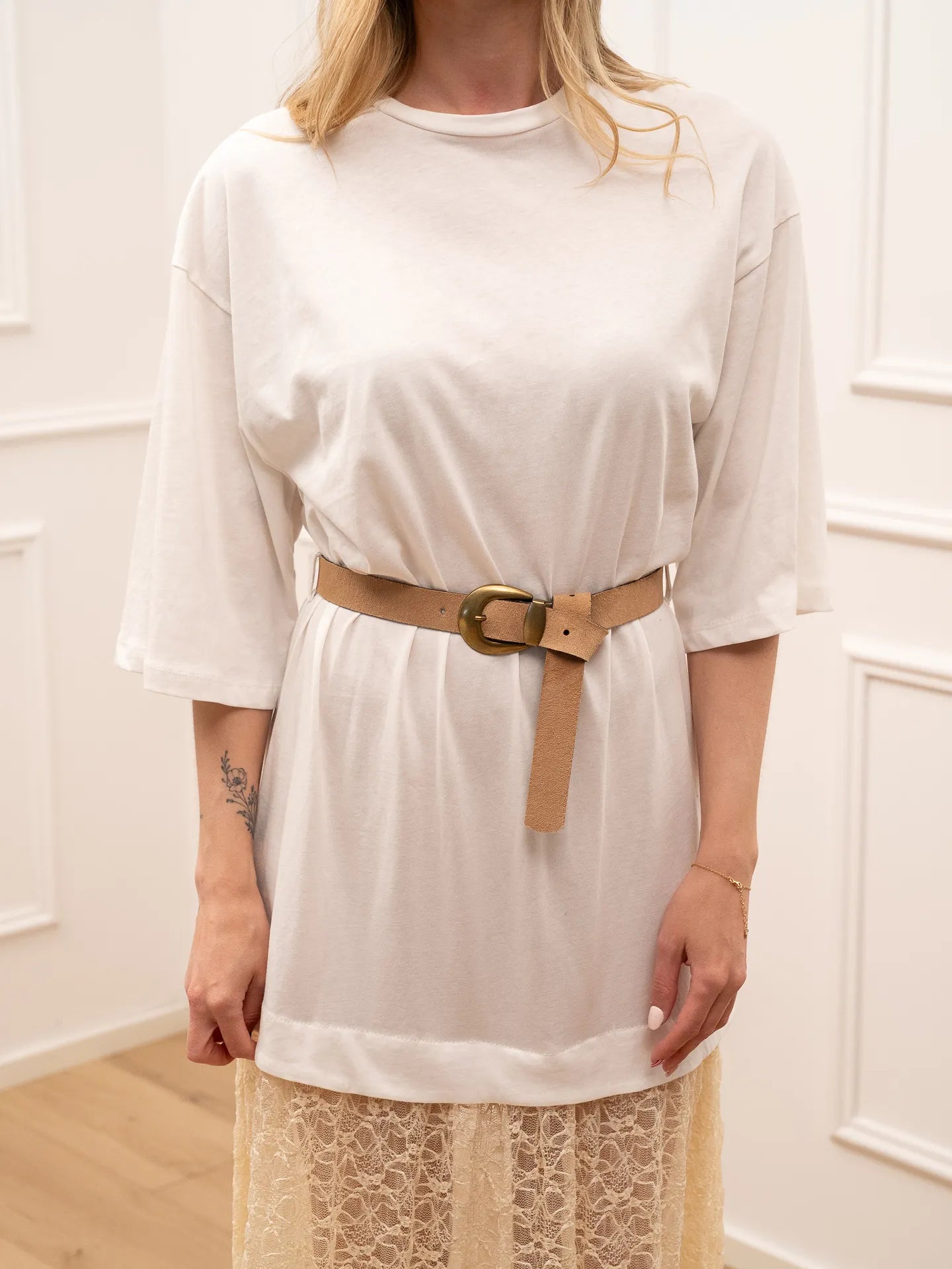Vestito t shirt bianca e pizzo crema con cintura - Tensione In