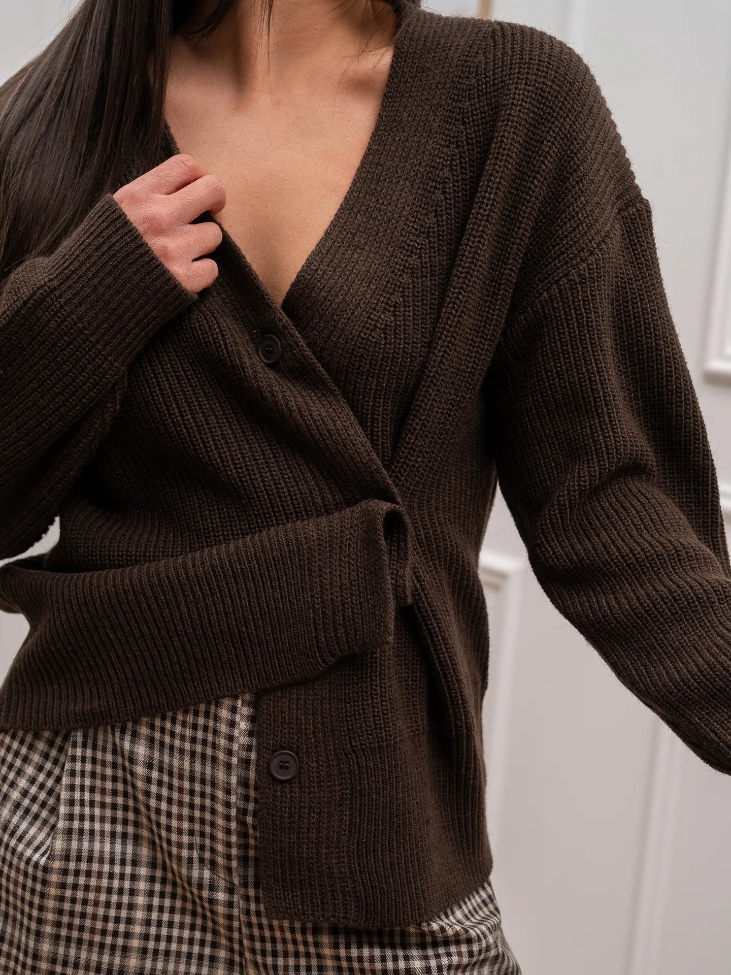 Cardigan punto pannocchia moro con bottone laterale - HaveOne