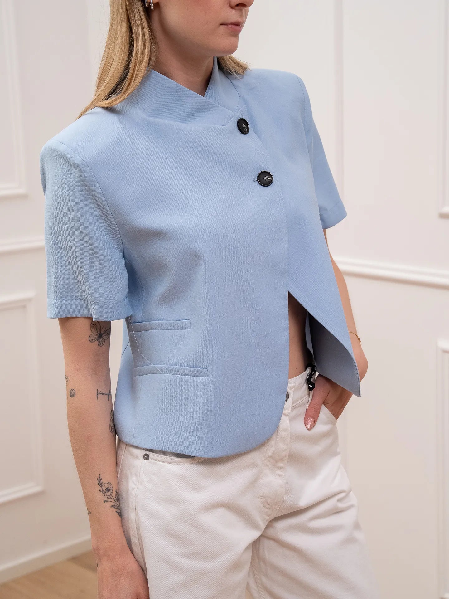 Giacca Iris crop celeste con doppio bottone - HaveOne