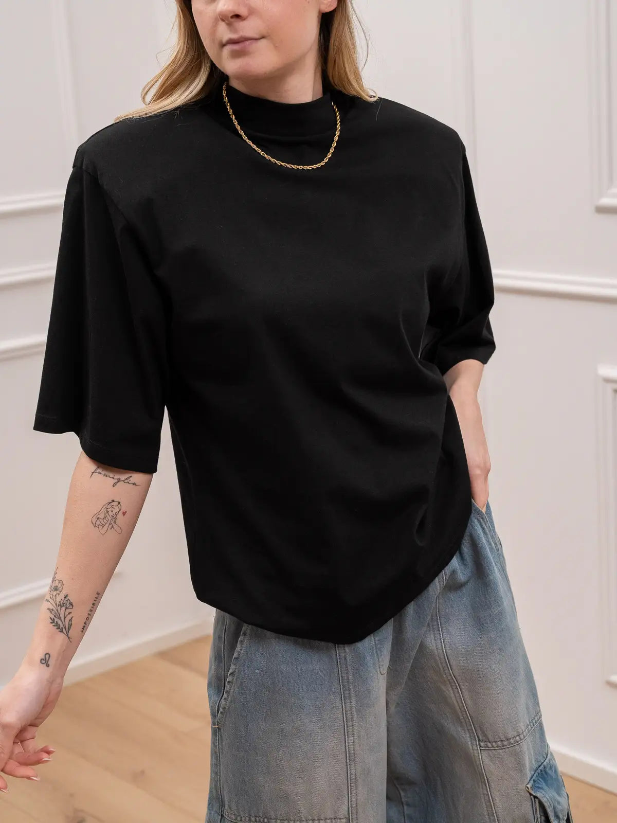 Tshirt nera maxi spalla imbottita - Vicolo