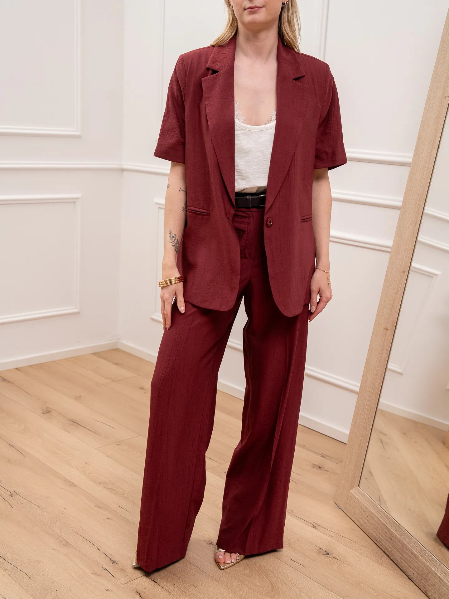 Pantaloni in viscosa stropicciata bordeaux con cintura - HaveOne