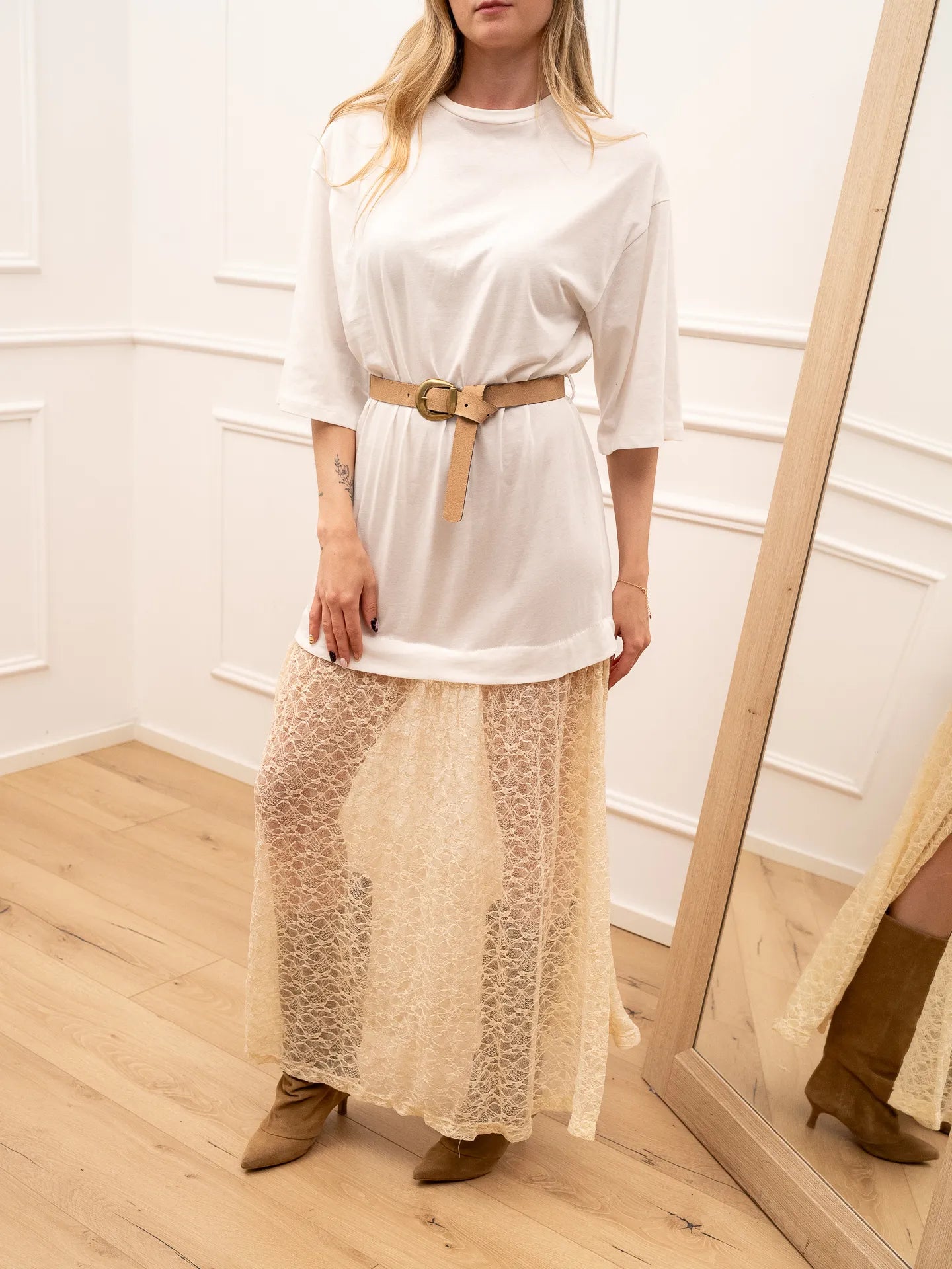 Vestito t shirt bianca e pizzo crema con cintura - Tensione In