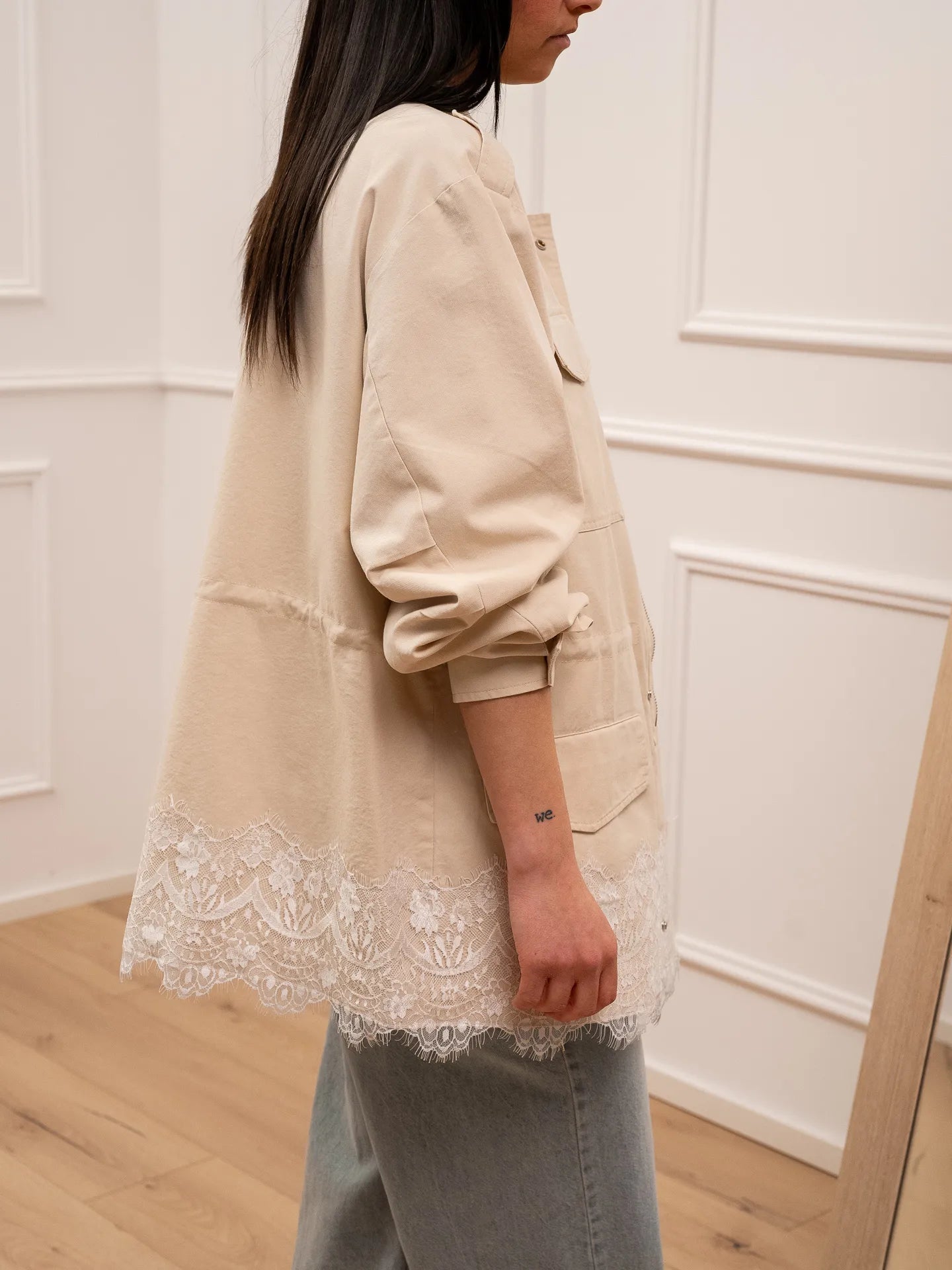 Trench gesso in gabardina con pizzo sul fondo - You Decide