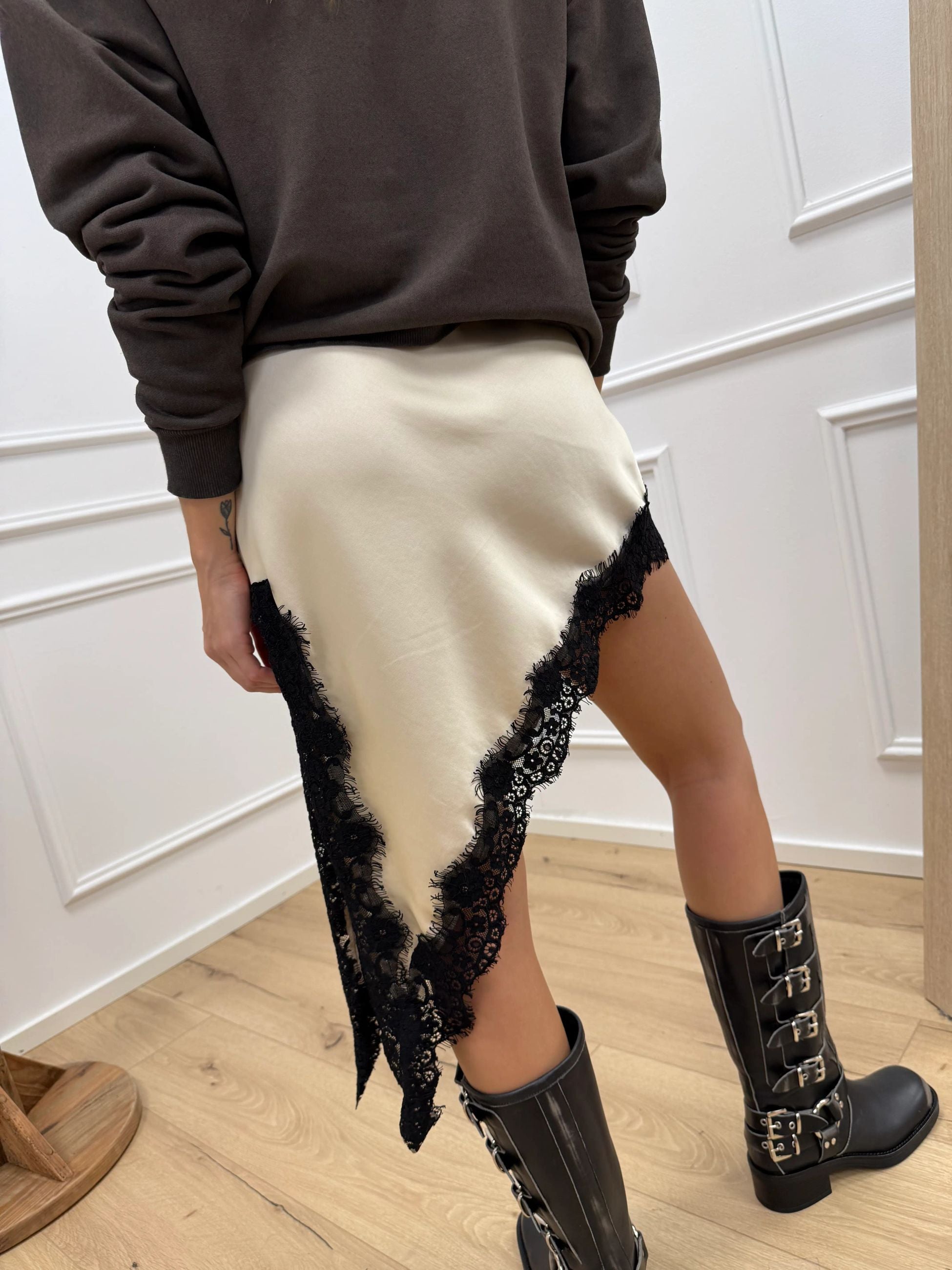 Gonna mini obliqua in satin burro - HaveOne