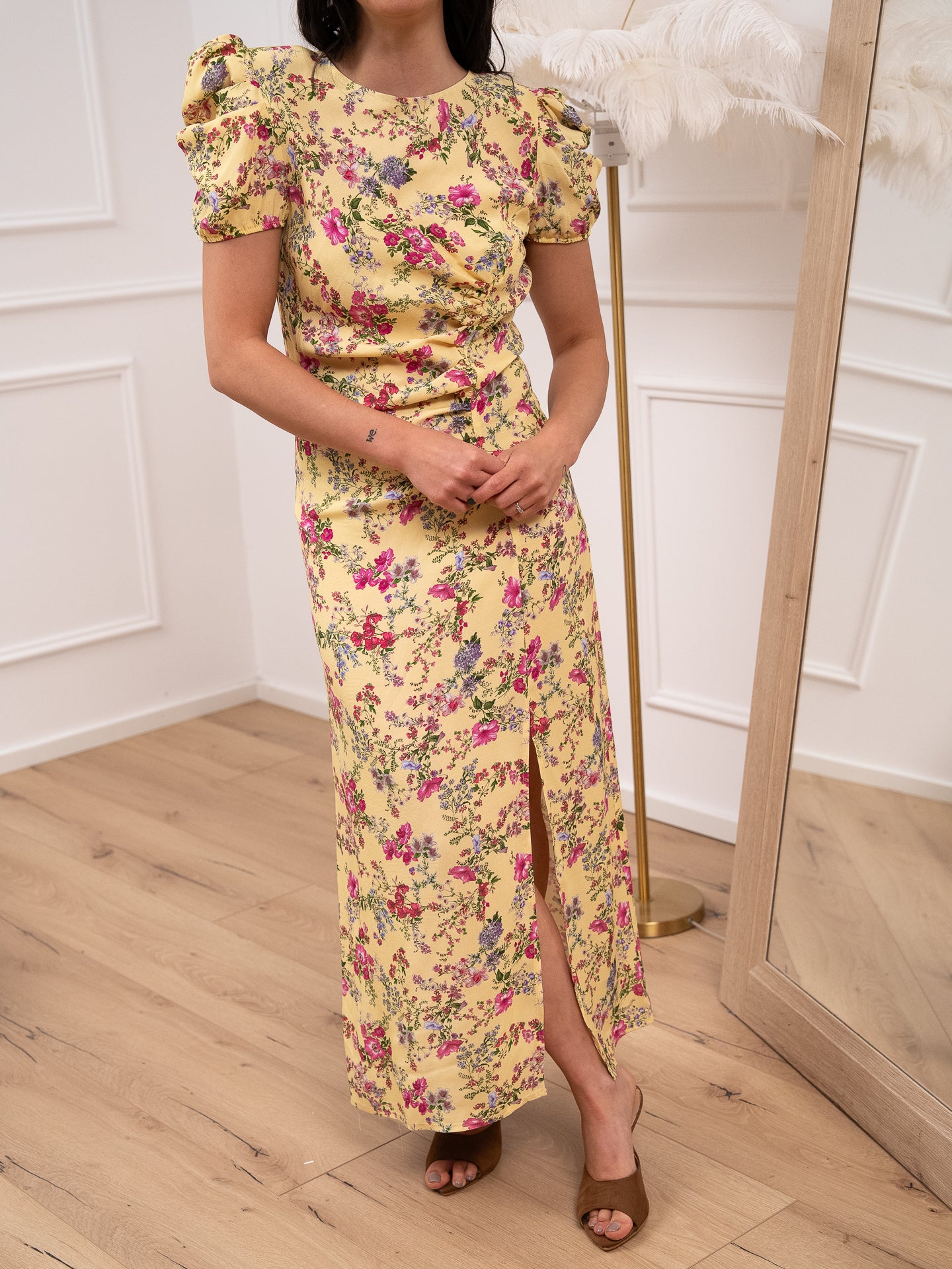 Vestito giallo con fiorellini e manica arricciata - Vicolo