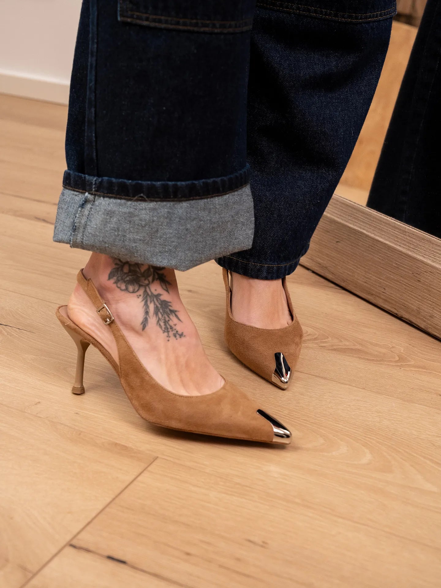 Decolletè slingback in suede sabbia con punta argento - Divine Follie