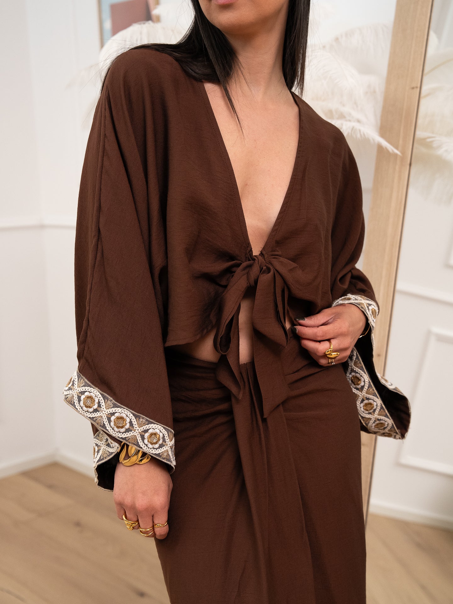 Camicia crop cioccolato con nodo e passamaneria - HaveOne