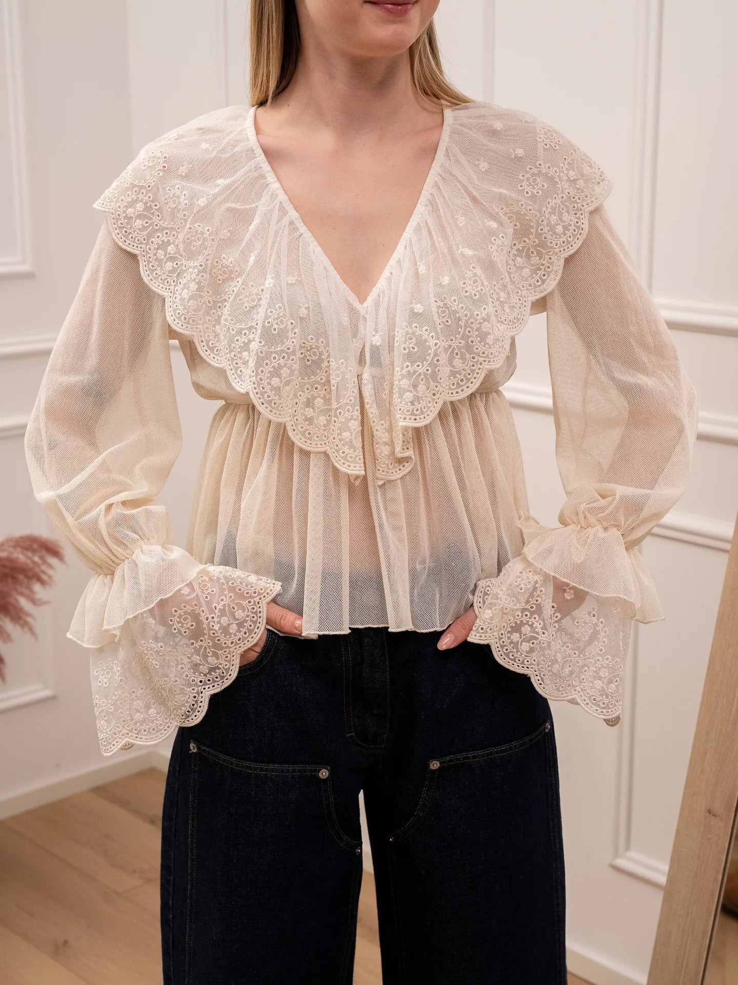 Blusa in tulle burro con pizzo e volant - Tensione In