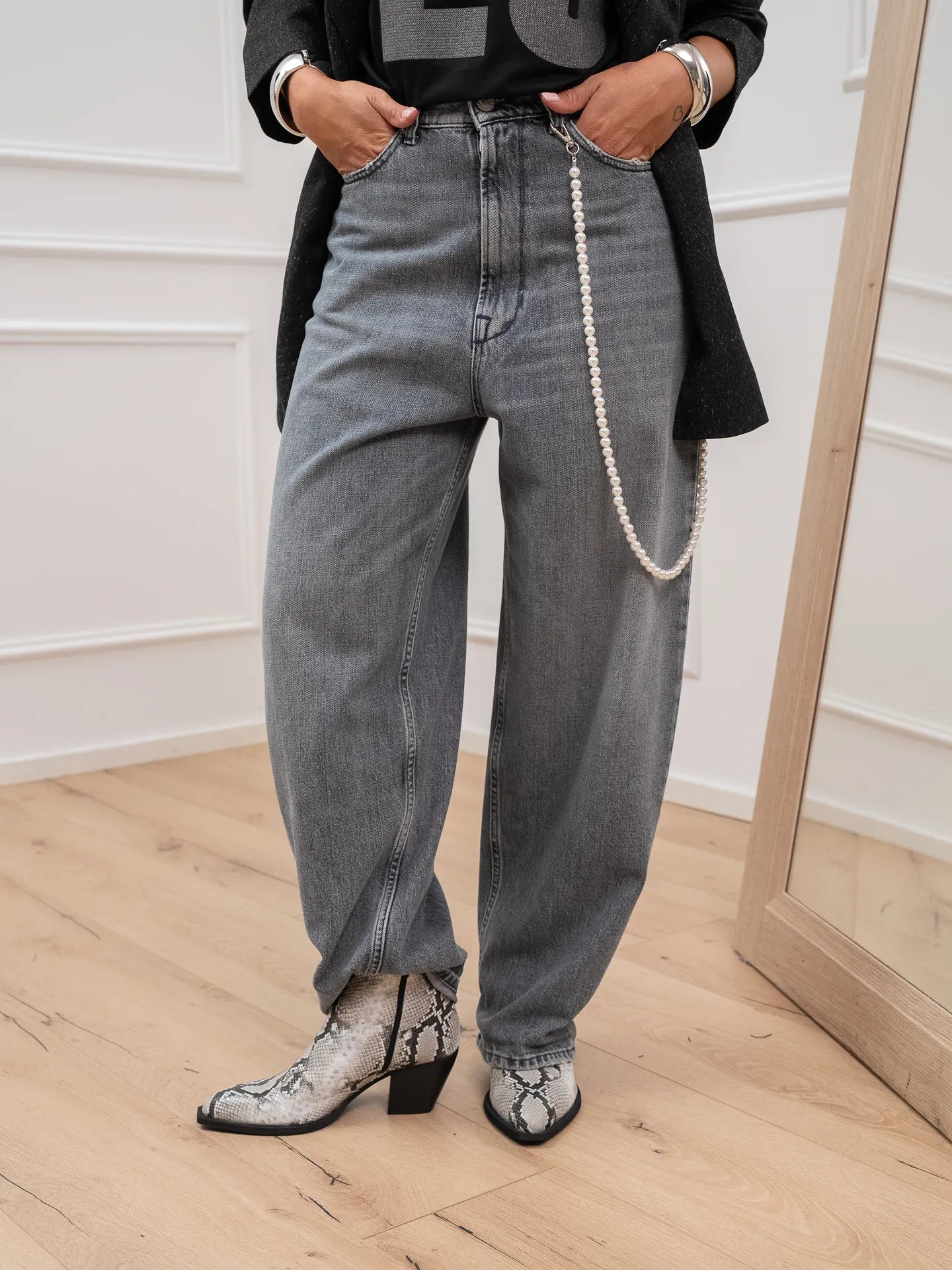 Jeans Laila denim grigio con catena perle - Vicolo