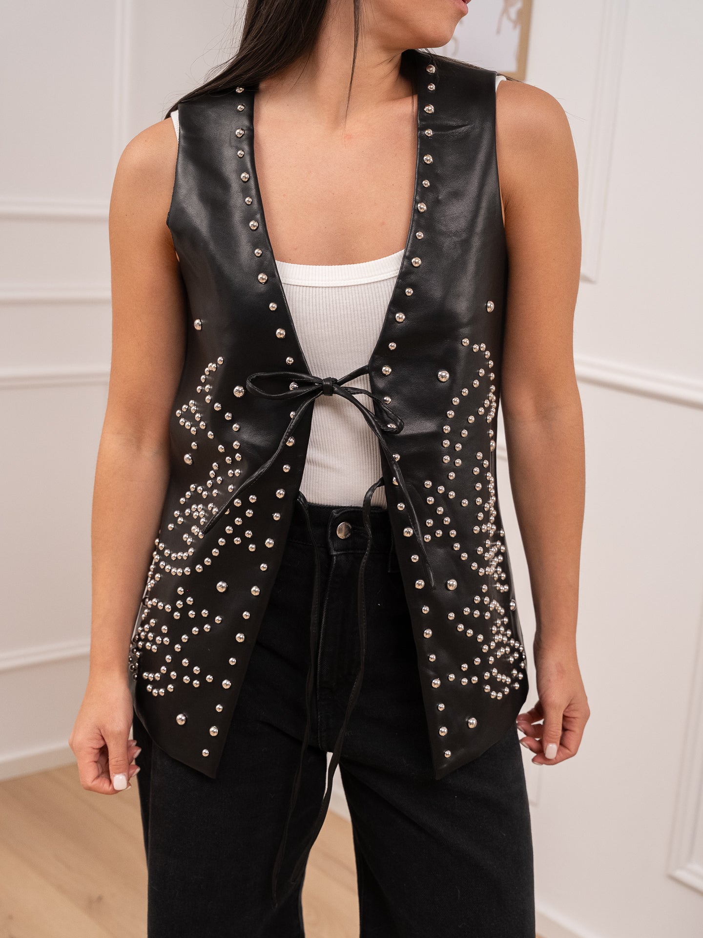 Gilet nero in ecopelle con borchie argento - Glamorous