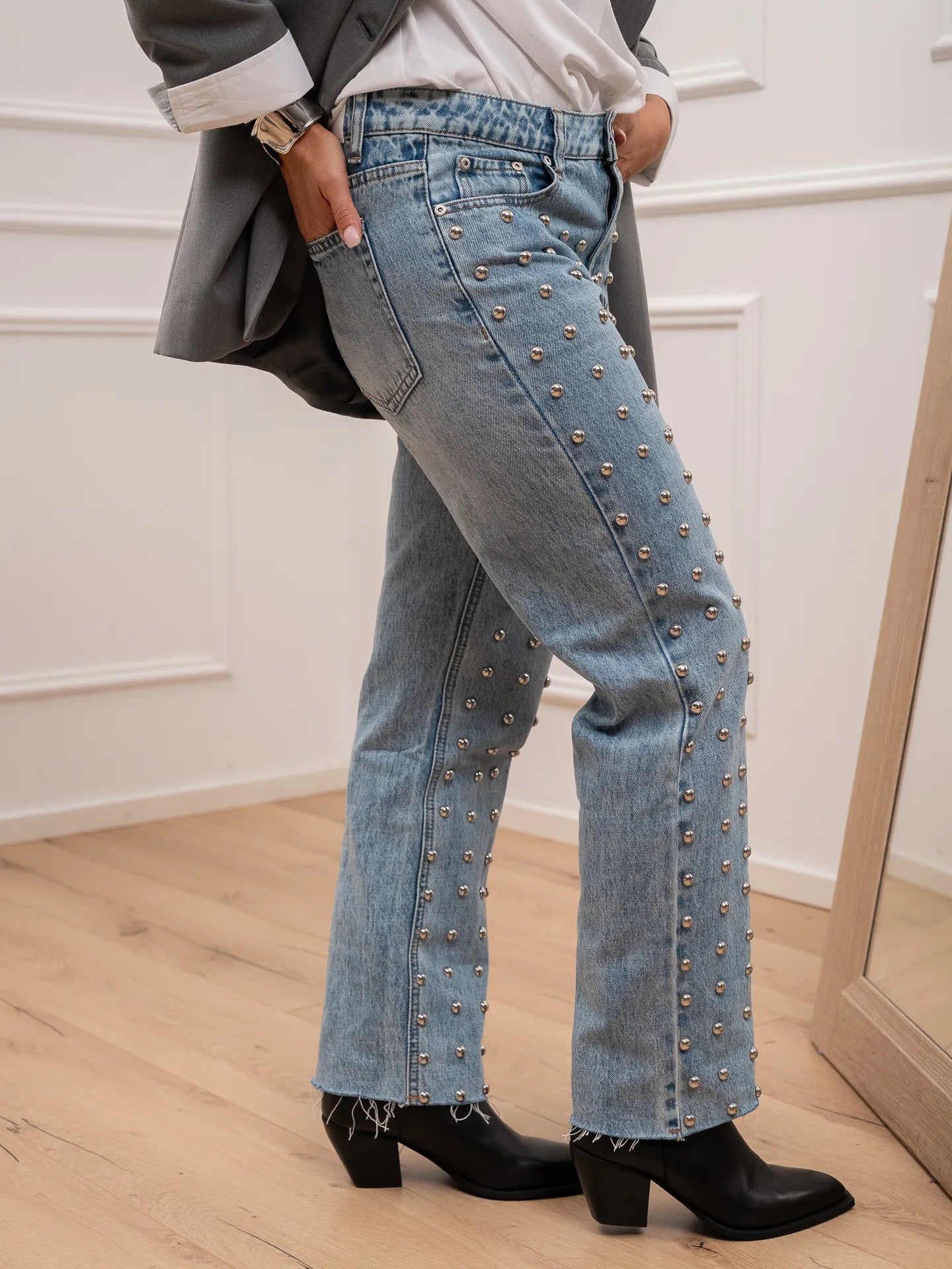 Jeans denim chiaro con borchie argento - Glamorous