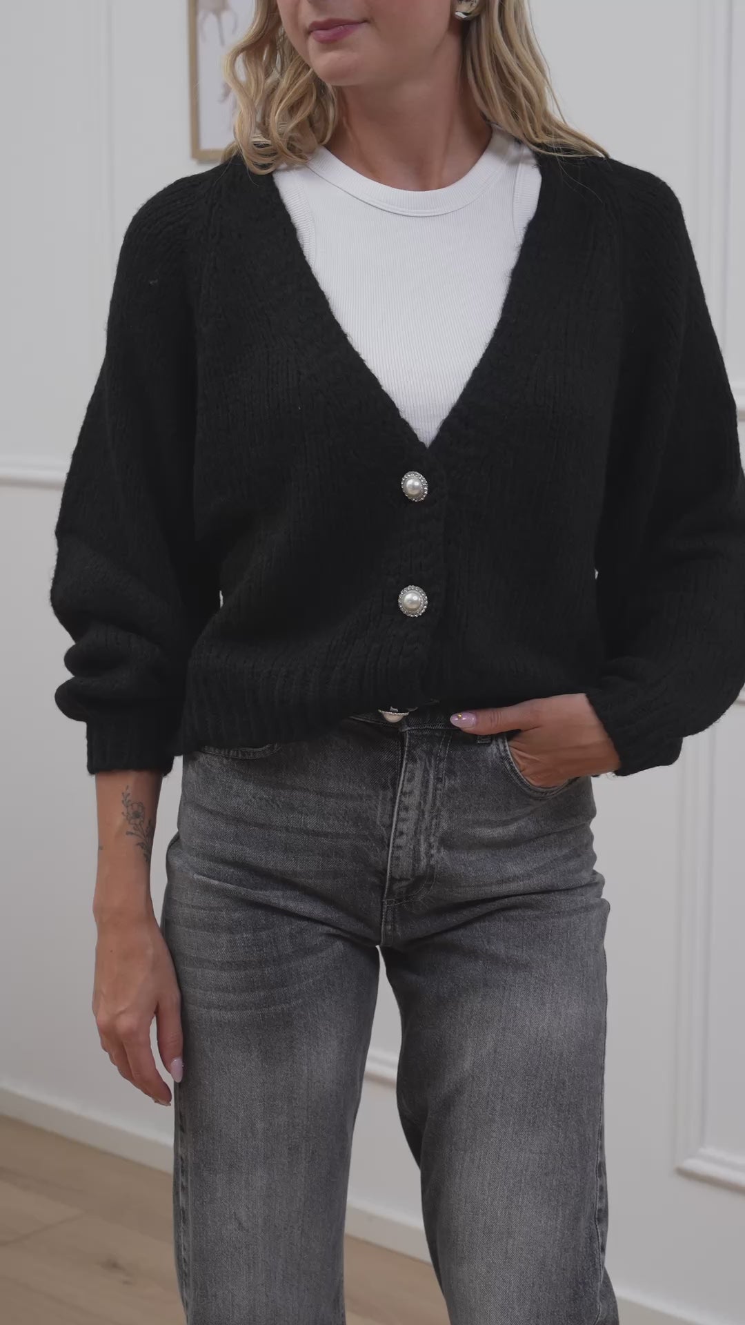 Carica video: Cardigan nero tre bottoni gioiello - HaveOne