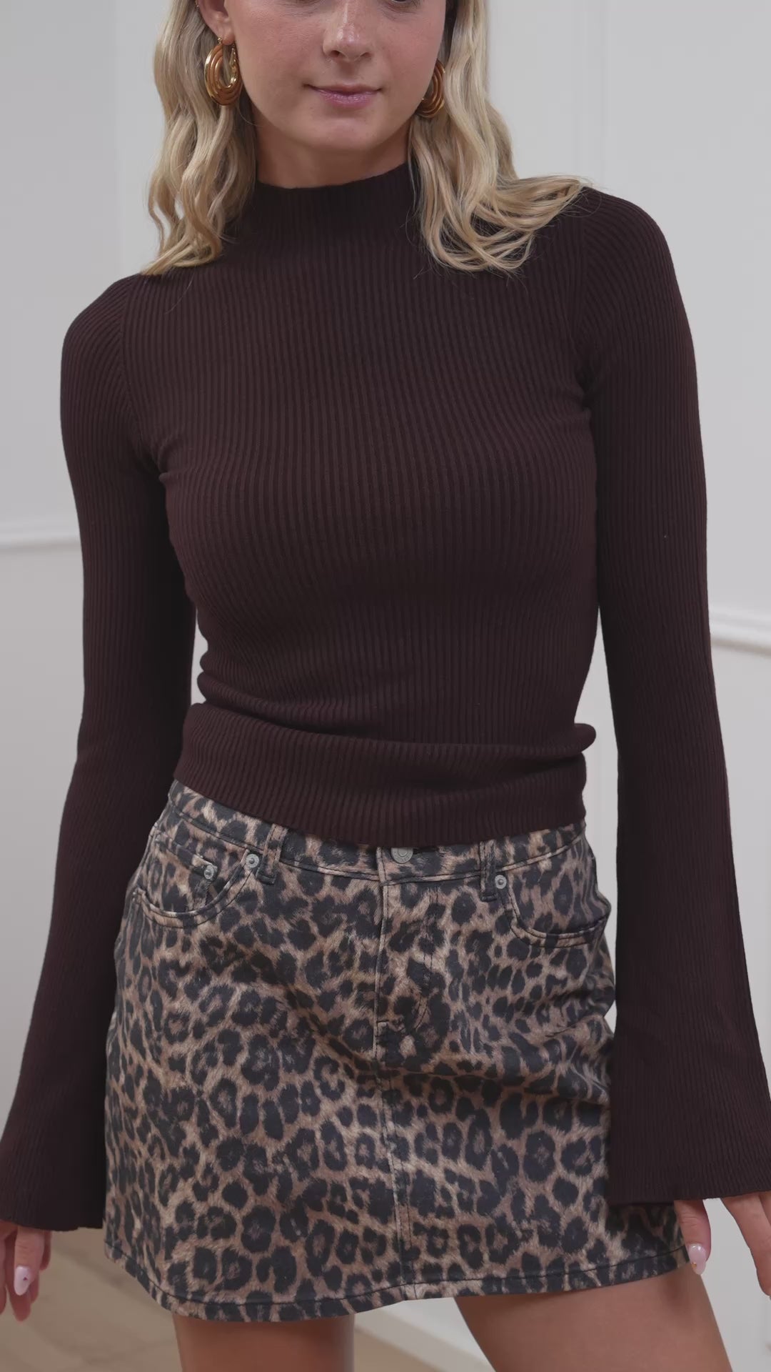 Carica video: Lupetto a coste mogano manica a campana - Kontatto