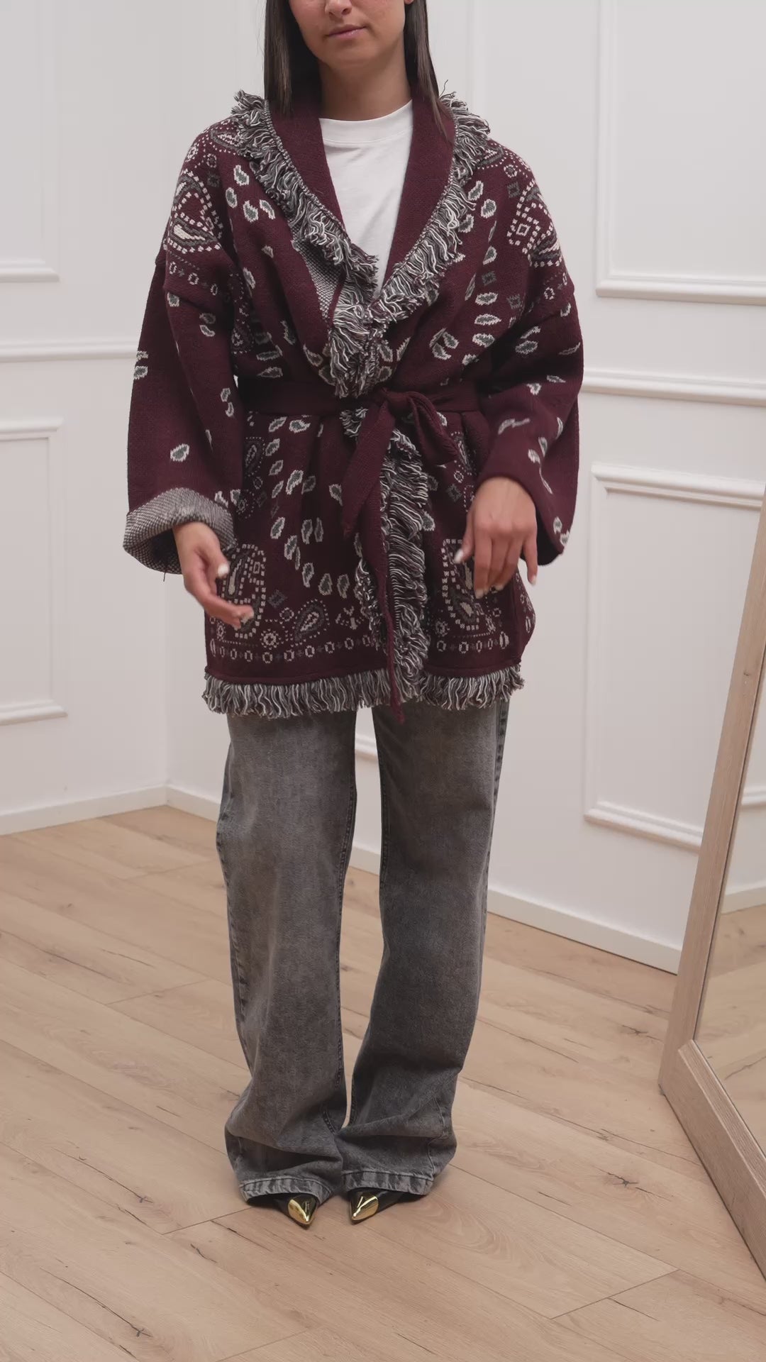 Carica video: Cardigan etnico bordeaux - Tensione In