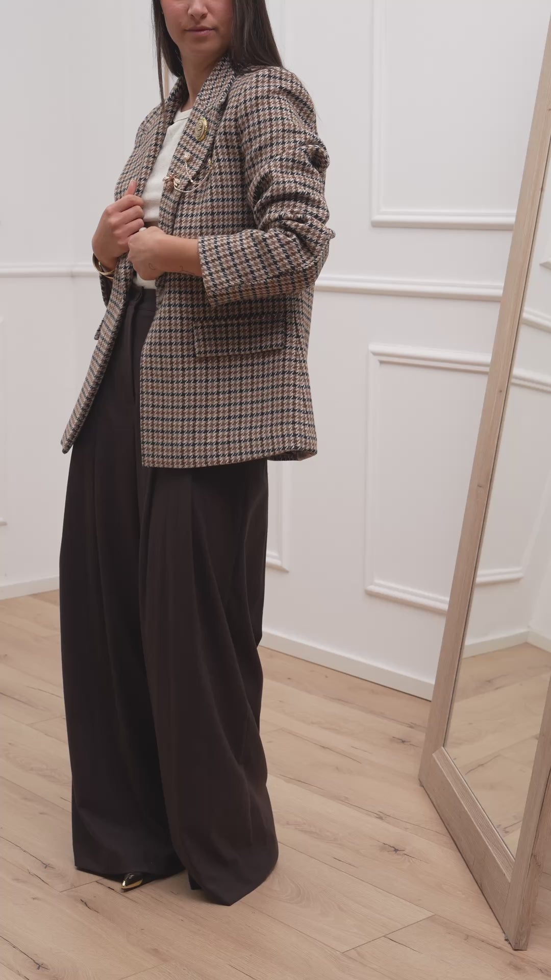 Carica video: Pantaloni fondente Glenda con pinces piatte - Vicolo