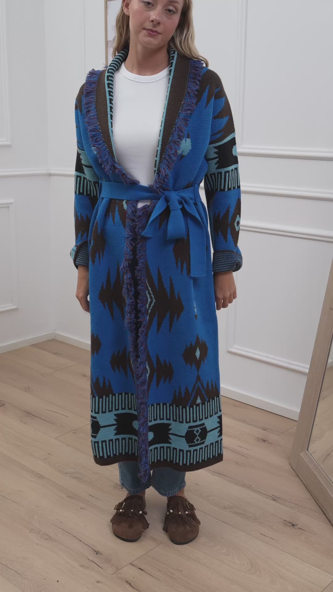 Carica video: Cardigan lungo alanui blu - Vicolo