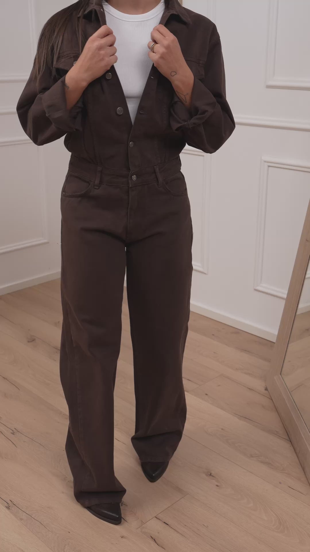 Carica video: Tuta salopette in denim moka - Vicolo