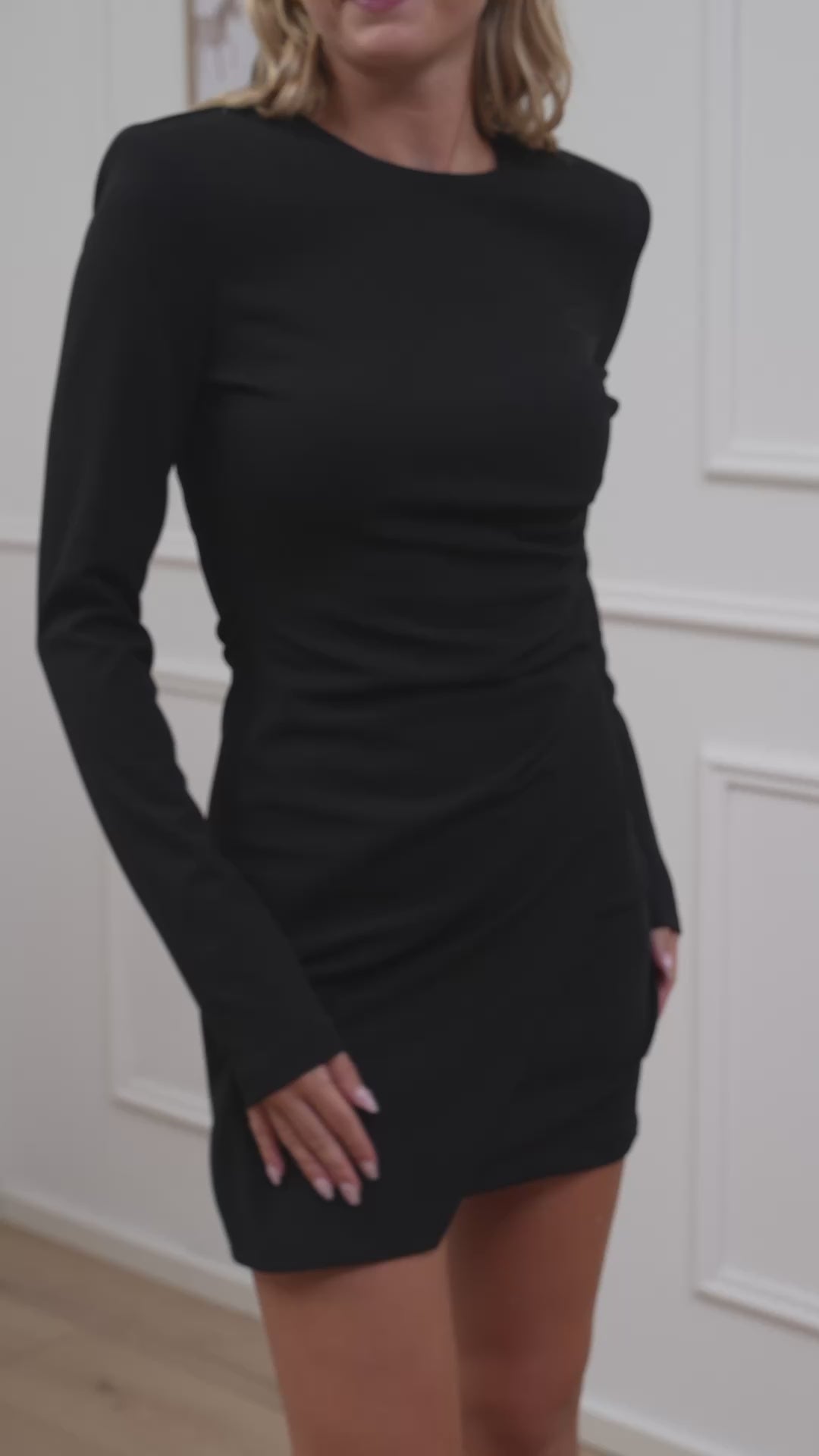 Carica video: Vestito mini Sienna nero - Aniye By